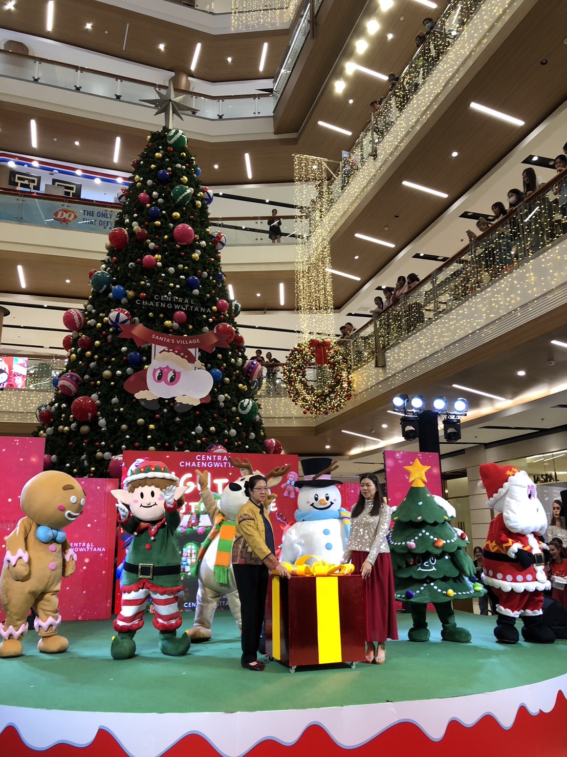 พช.นนท์ ร่วมพิธีเปิดงาน Light Up Christmas Tree Celebration ศูนย์การค้าเซ็นทรัลแจ้งวัฒนะ