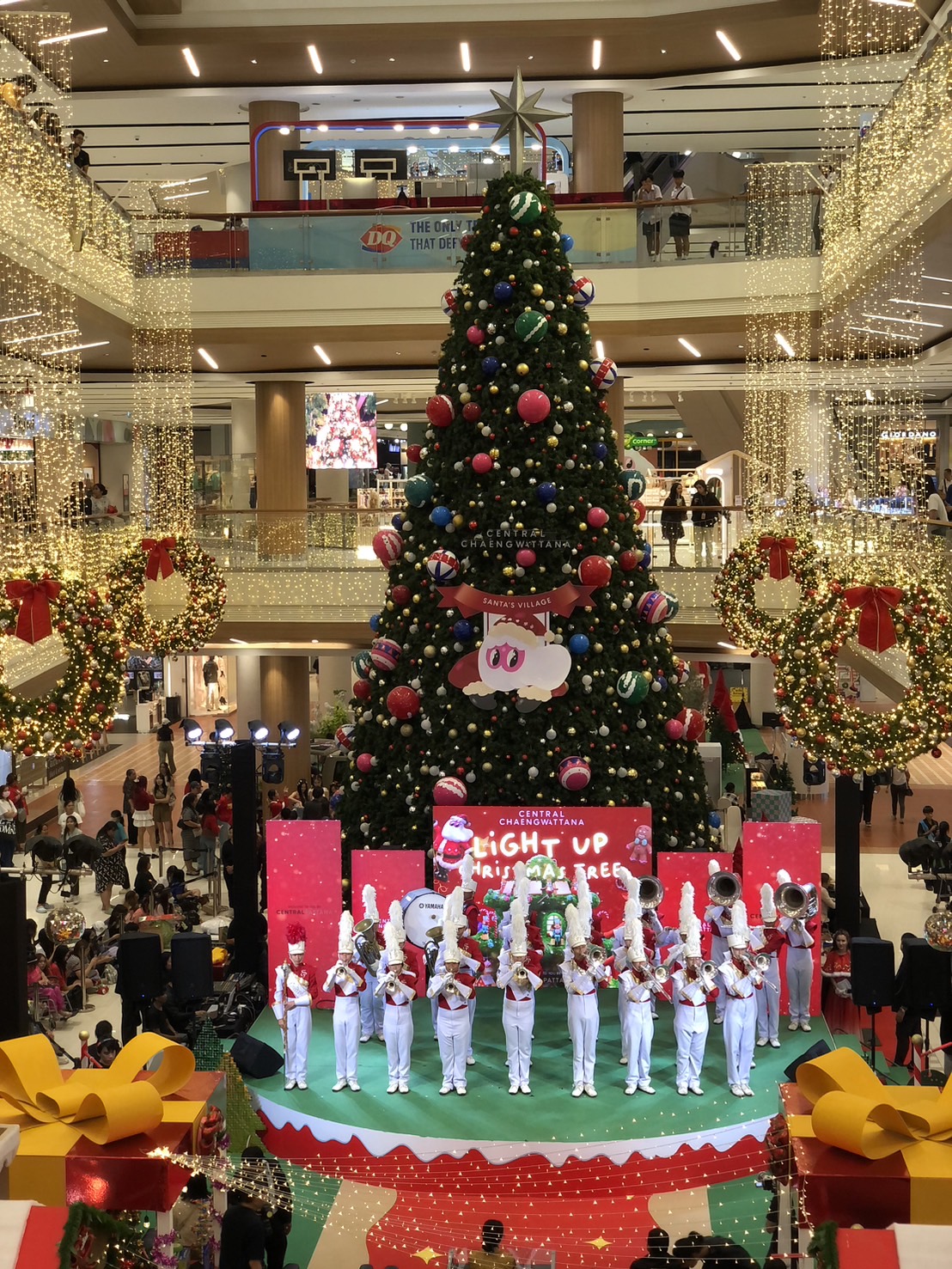 พช.นนท์ ร่วมพิธีเปิดงาน Light Up Christmas Tree Celebration ศูนย์การค้าเซ็นทรัลแจ้งวัฒนะ