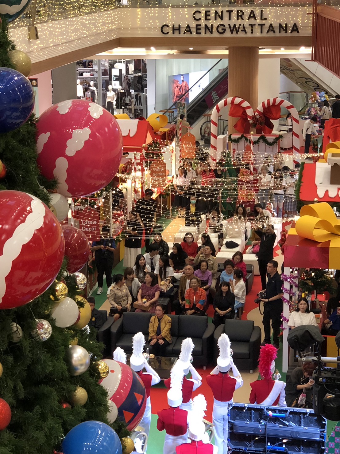 พช.นนท์ ร่วมพิธีเปิดงาน Light Up Christmas Tree Celebration ศูนย์การค้าเซ็นทรัลแจ้งวัฒนะ