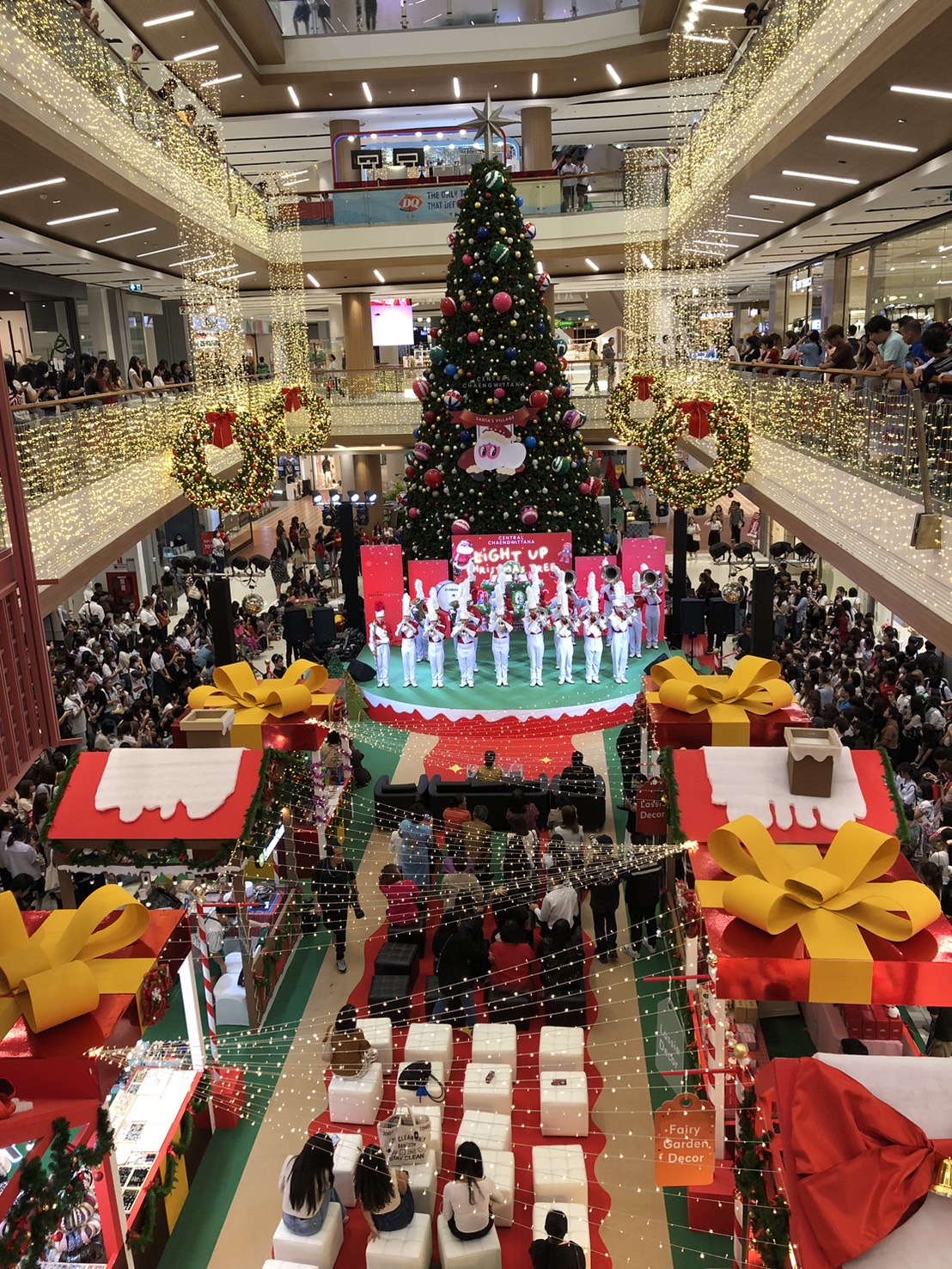 พช.นนท์ ร่วมพิธีเปิดงาน Light Up Christmas Tree Celebration ศูนย์การค้าเซ็นทรัลแจ้งวัฒนะ