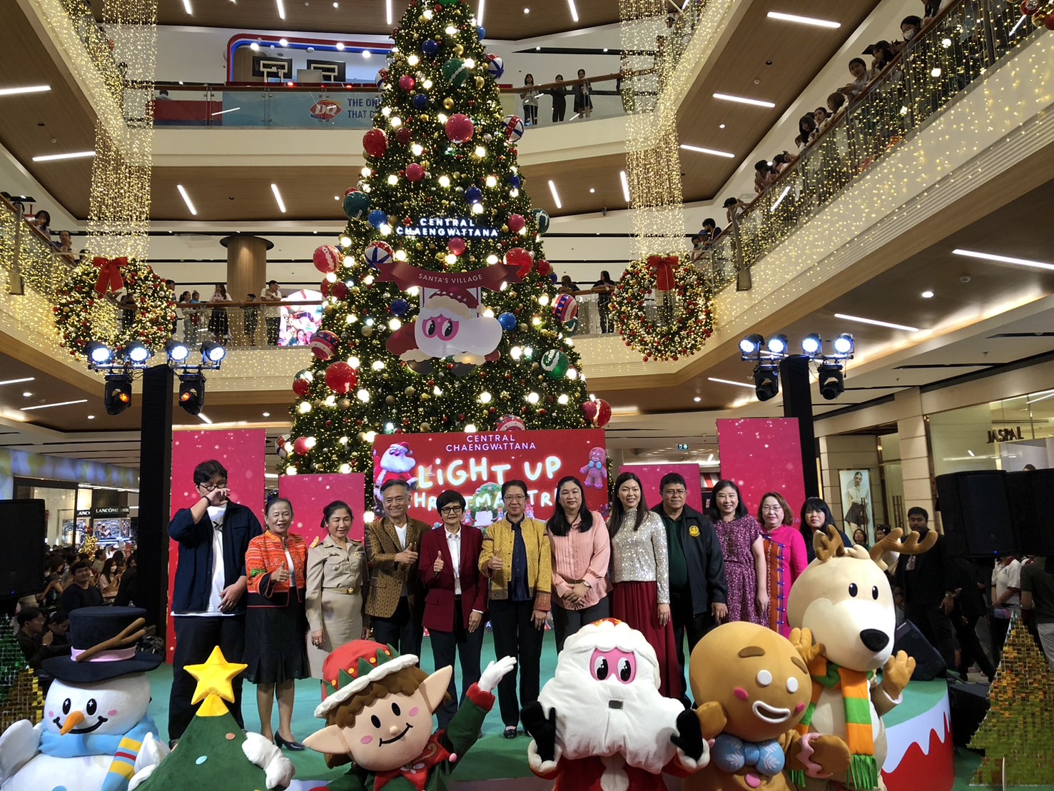 พช.นนท์ ร่วมพิธีเปิดงาน Light Up Christmas Tree Celebration ศูนย์การค้าเซ็นทรัลแจ้งวัฒนะ