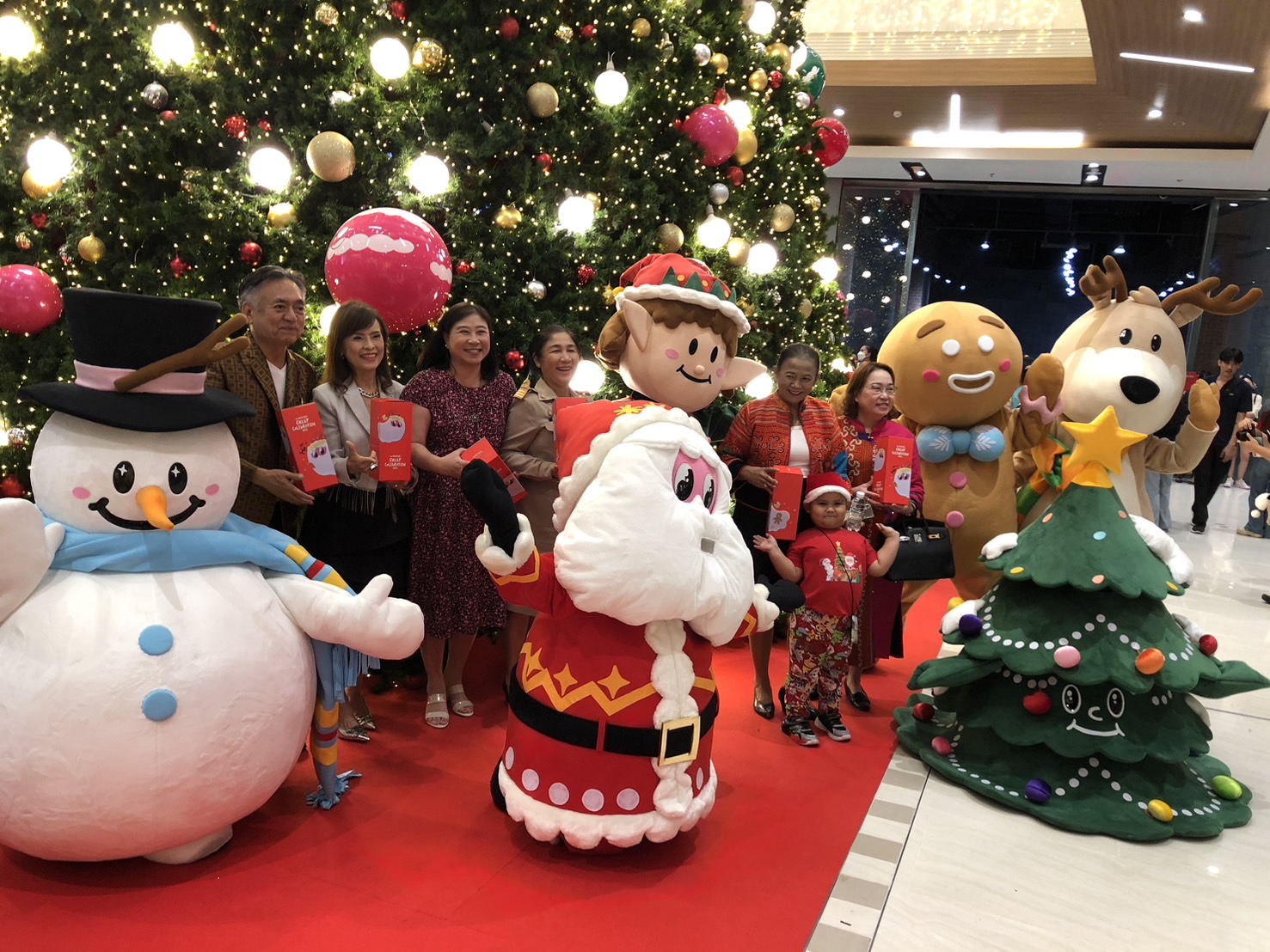 พช.นนท์ ร่วมพิธีเปิดงาน Light Up Christmas Tree Celebration ศูนย์การค้าเซ็นทรัลแจ้งวัฒนะ