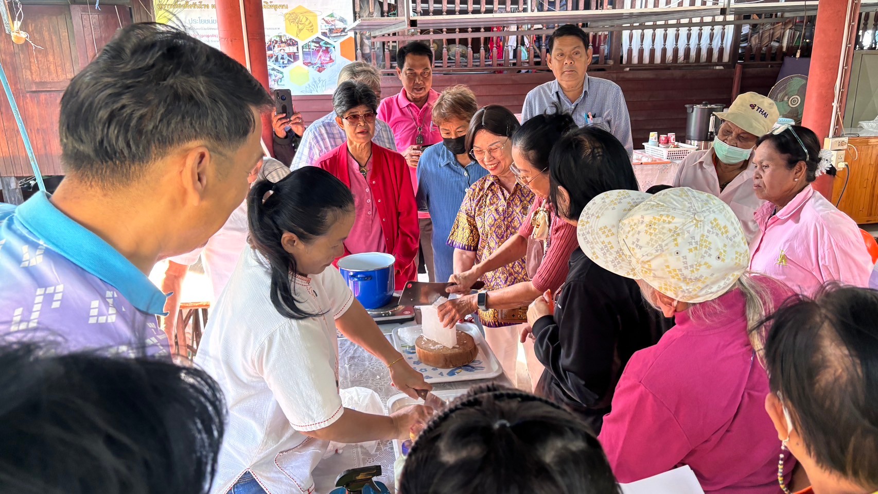 พช.บางกรวย ดำเนินโครงการฝึกอบรมอาชีพครัวเรือนที่มีปัญหาด้านอาชีพและรายได้ ตามแนวทางสัมมาชีพชุมชน วันที่ 1