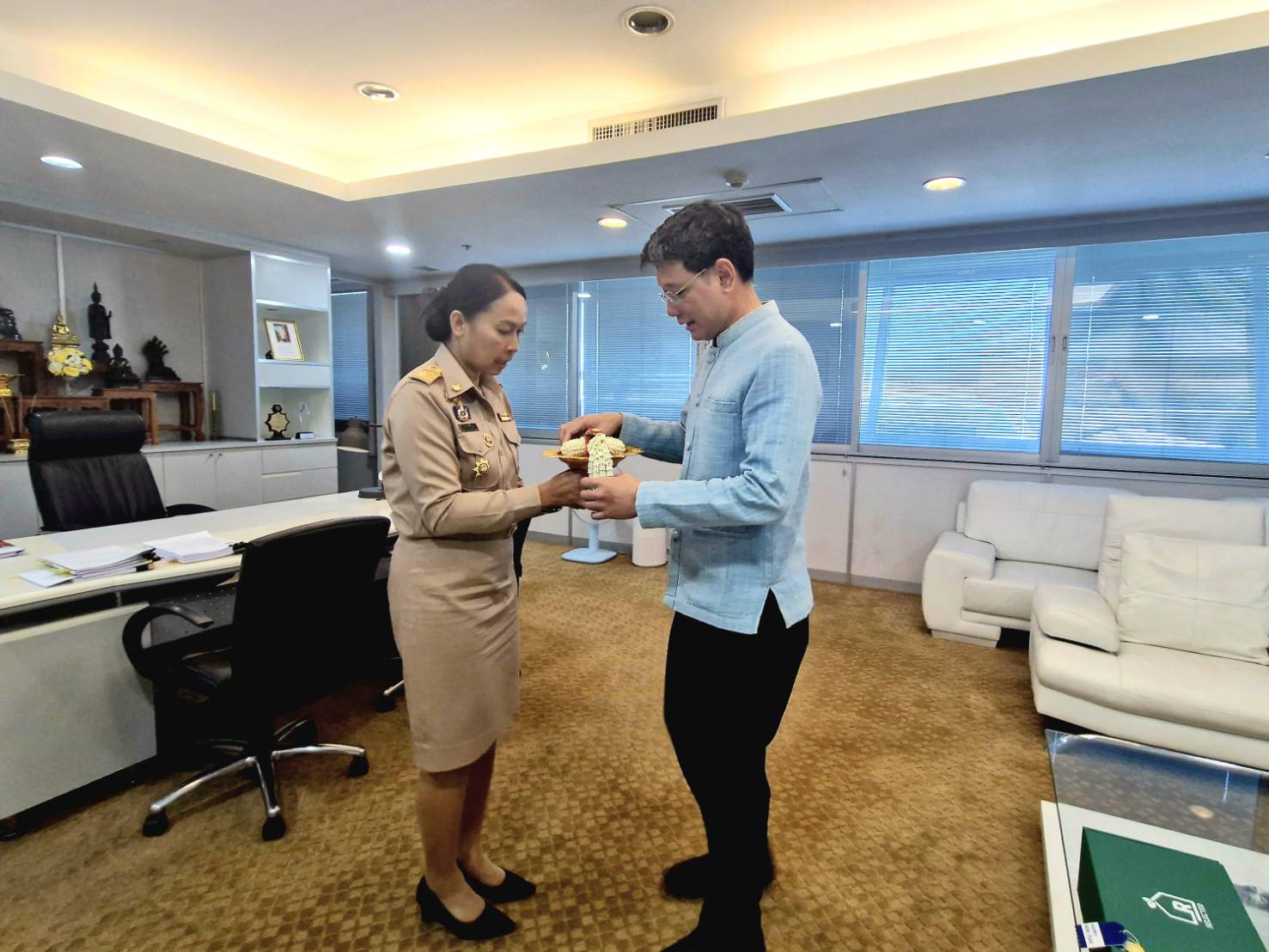 นางประภา ปานนิตยกุล พัฒนาการจังหวัดนนทบุรี รายงานตัวกับอธิบดีกรมการพัฒนาชุมชน เนื่องในโอกาสได้รับแต่งตั้งให้ดำรงตำแหน่งผู้อำนวยการสำนักงานกองทุนพัฒนาบทบาทสตรี เวลา 08.30 น.นางประภา ปานนิตยกุล พัฒนาการจังหวัดนนทบุรี เดินทางมารายงานตัวในโอกาสที่ได้รับคำสั่งแต่งตั้งให้มาดำรงตำแหน่งผู้อำนวยการสำนักงานกองทุนพัฒนาบทบาทสตรี ตามคำสั่งกรมการพัฒนาชุมชน ที่ 2894/2567 ลงวันที่ 23 ธันวาคม 2567 เรื่อง ให้ข้าราชการปฏิบัติหน้าที่ โดยได้เข้าพบและรายงานตัวกับ นายสยาม ศิริมงคล อธิบดีกรมการพัฒนาชุมชน  ณ ศูนย์ราชการเฉลิมพระเกียรติ 80 พรรษา 5 ธันวาคม 2550 อาคารรัฐประศาสนภักดี ถนนแจ้งวัฒนะ เขตหลักสี่ กรุงเทพมหานคร