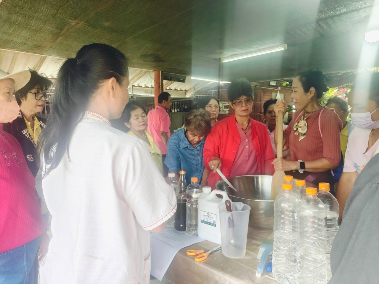 พช.บางกรวย ดำเนินโครงการฝึกอบรมอาชีพครัวเรือนที่มีปัญหาด้านอาชีพและรายได้ ตามแนวทางสัมมาชีพชุมชน วันที่ 1