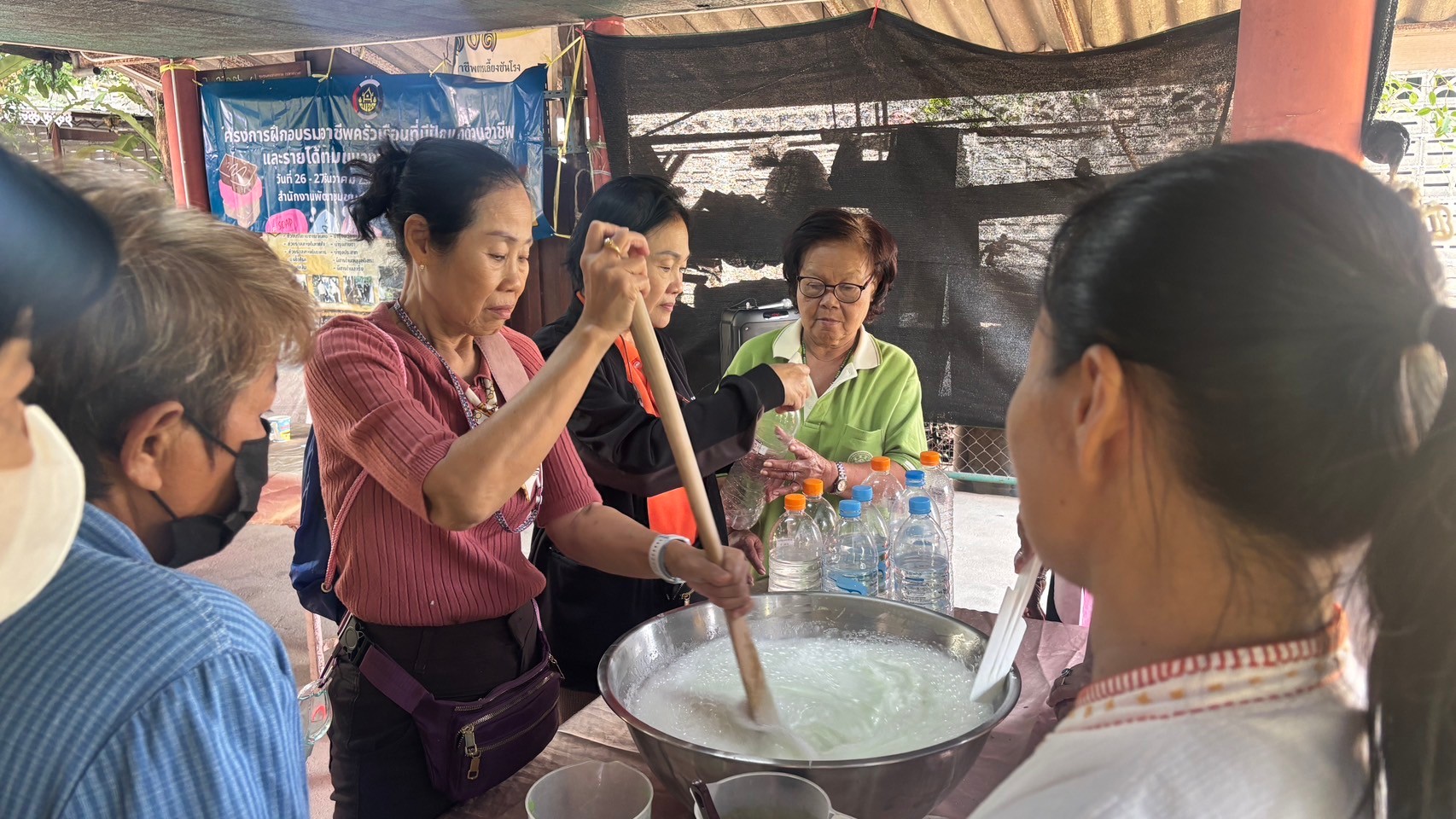 พช.บางกรวย ดำเนินโครงการฝึกอบรมอาชีพครัวเรือนที่มีปัญหาด้านอาชีพและรายได้ ตามแนวทางสัมมาชีพชุมชน วันที่ 1