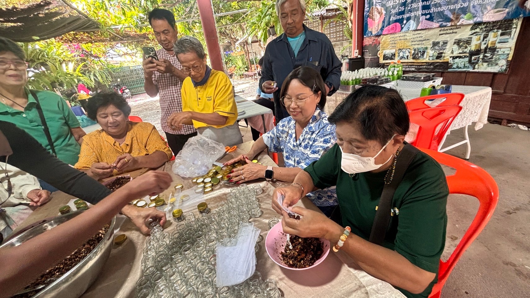 พช.บางกรวย ดำเนินโครงการฝึกอบรมอาชีพครัวเรือนที่มีปัญหาด้านอาชีพและรายได้ ตามแนวทางสัมมาชีพชุมชน วันที่ 2