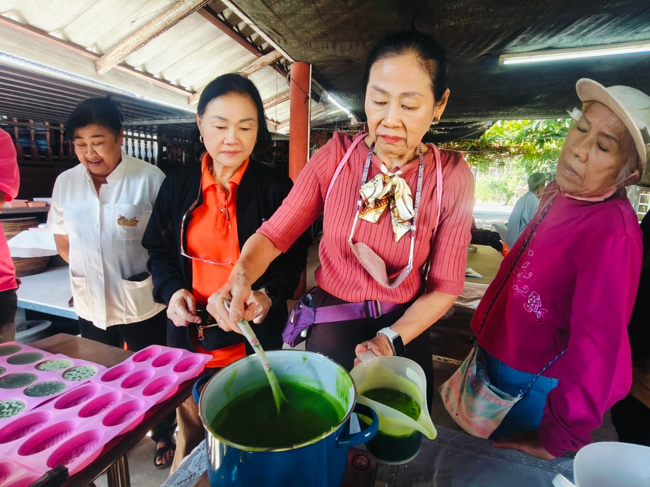 พช.บางกรวย ดำเนินโครงการฝึกอบรมอาชีพครัวเรือนที่มีปัญหาด้านอาชีพและรายได้ ตามแนวทางสัมมาชีพชุมชน วันที่ 1