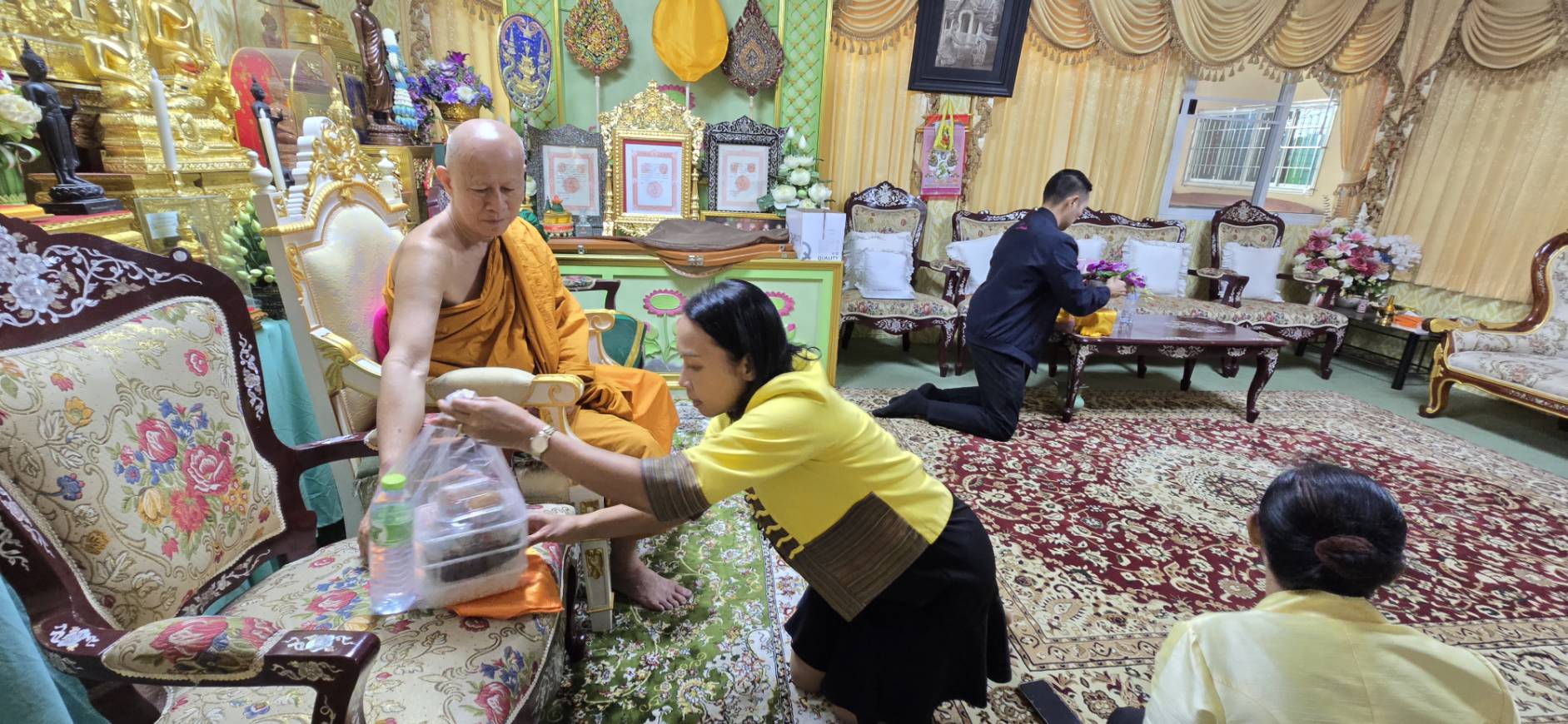 พช.นนทบุรี นำคณะเจ้าหน้าที่พัฒนาชุมชน กราบนมัสการเจ้าคณะจังหวัดนนทบุรี