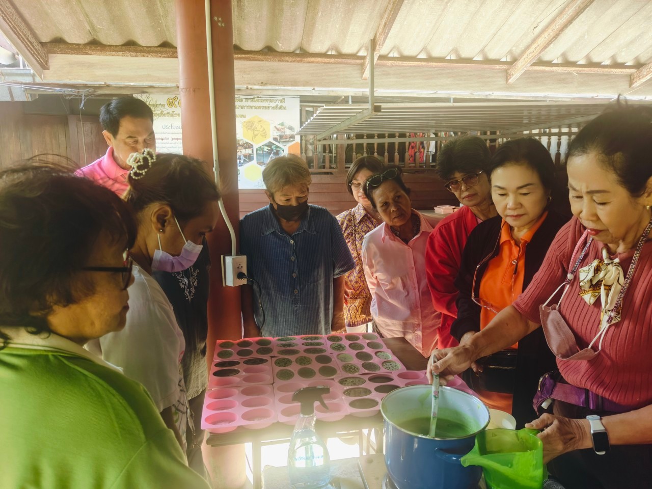 พช.บางกรวย ดำเนินโครงการฝึกอบรมอาชีพครัวเรือนที่มีปัญหาด้านอาชีพและรายได้ ตามแนวทางสัมมาชีพชุมชน วันที่ 1
