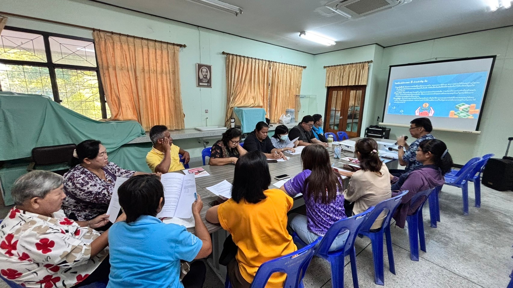 พช.บางกรวย จัดกิจกรรมประชุมเตรียมความพร้อมหมู่บ้านต้นกล้ากองทุนแม่ของแผ่นดิน