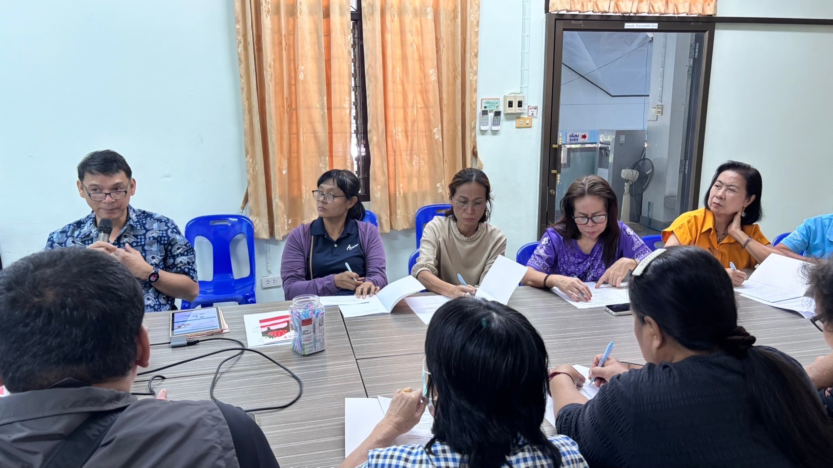 พช.บางกรวย จัดกิจกรรมประชุมเตรียมความพร้อมหมู่บ้านต้นกล้ากองทุนแม่ของแผ่นดิน