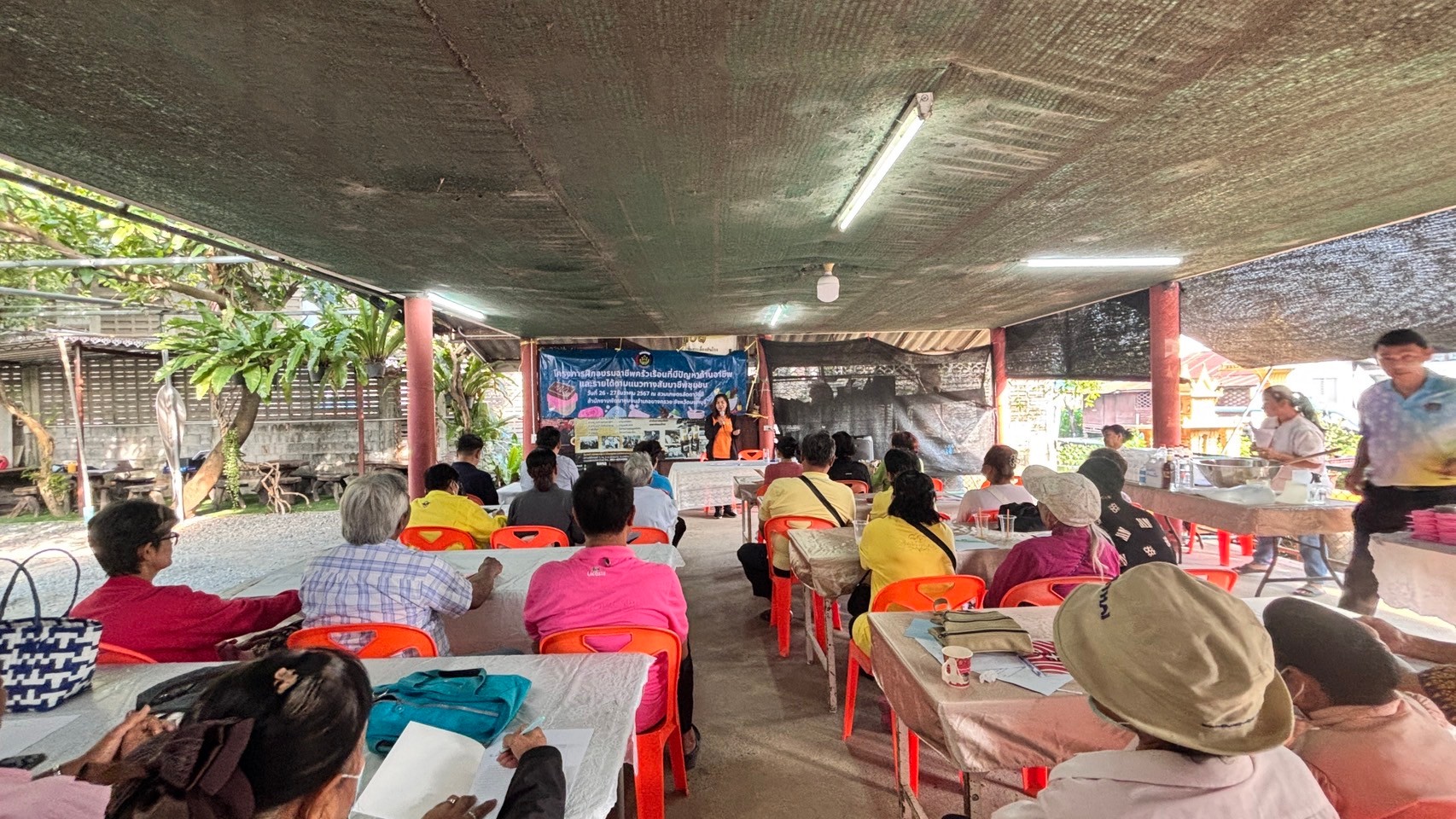 พช.บางกรวย ดำเนินโครงการฝึกอบรมอาชีพครัวเรือนที่มีปัญหาด้านอาชีพและรายได้ ตามแนวทางสัมมาชีพชุมชน วันที่ 1