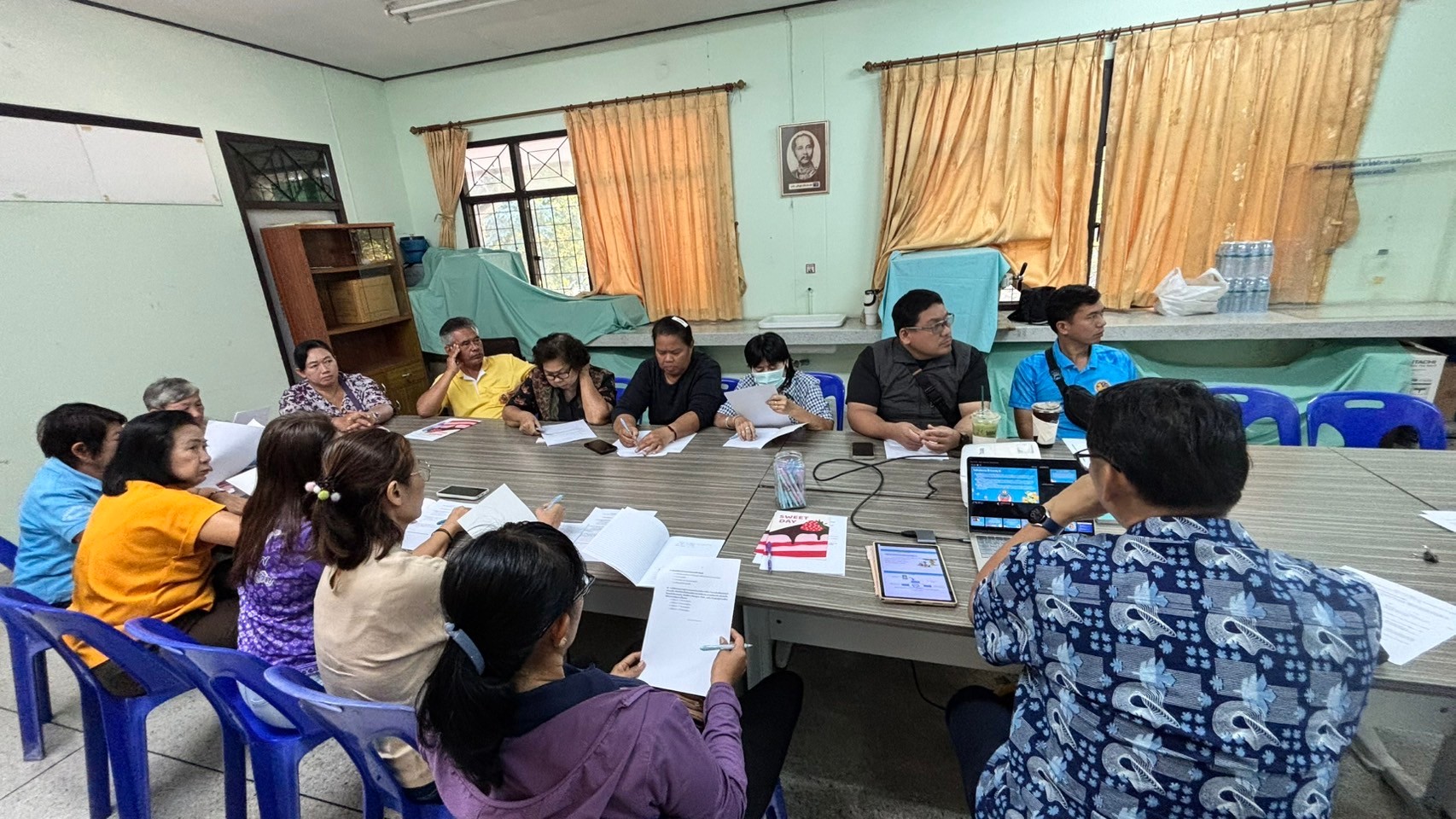 พช.บางกรวย จัดกิจกรรมประชุมเตรียมความพร้อมหมู่บ้านต้นกล้ากองทุนแม่ของแผ่นดิน