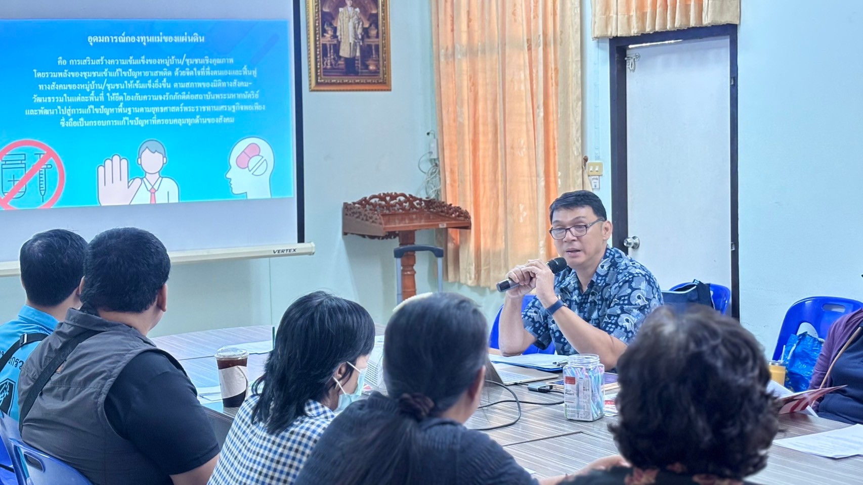 พช.บางกรวย จัดกิจกรรมประชุมเตรียมความพร้อมหมู่บ้านต้นกล้ากองทุนแม่ของแผ่นดิน