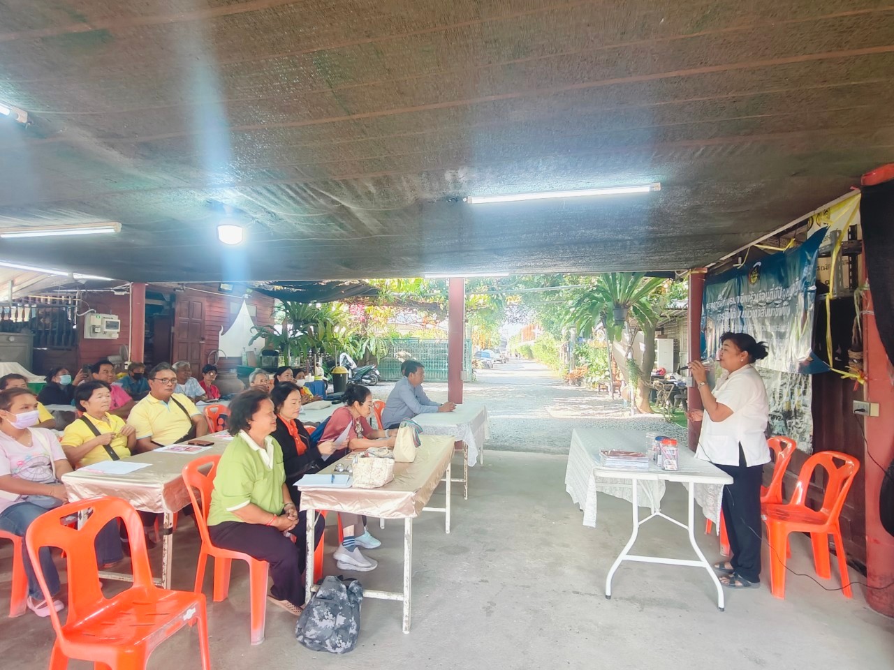 พช.บางกรวย ดำเนินโครงการฝึกอบรมอาชีพครัวเรือนที่มีปัญหาด้านอาชีพและรายได้ ตามแนวทางสัมมาชีพชุมชน วันที่ 1