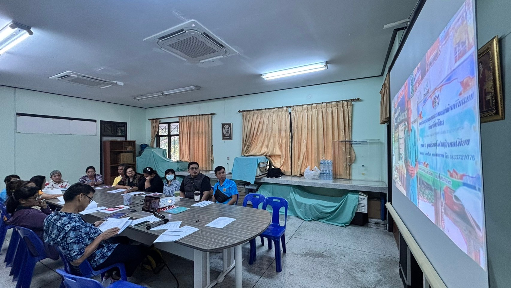 พช.บางกรวย จัดกิจกรรมประชุมเตรียมความพร้อมหมู่บ้านต้นกล้ากองทุนแม่ของแผ่นดิน