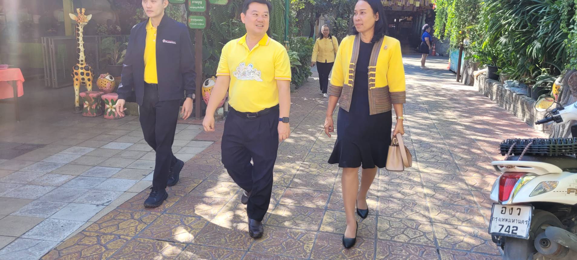 พช.นนทบุรี นำคณะเจ้าหน้าที่พัฒนาชุมชน กราบนมัสการเจ้าคณะจังหวัดนนทบุรี