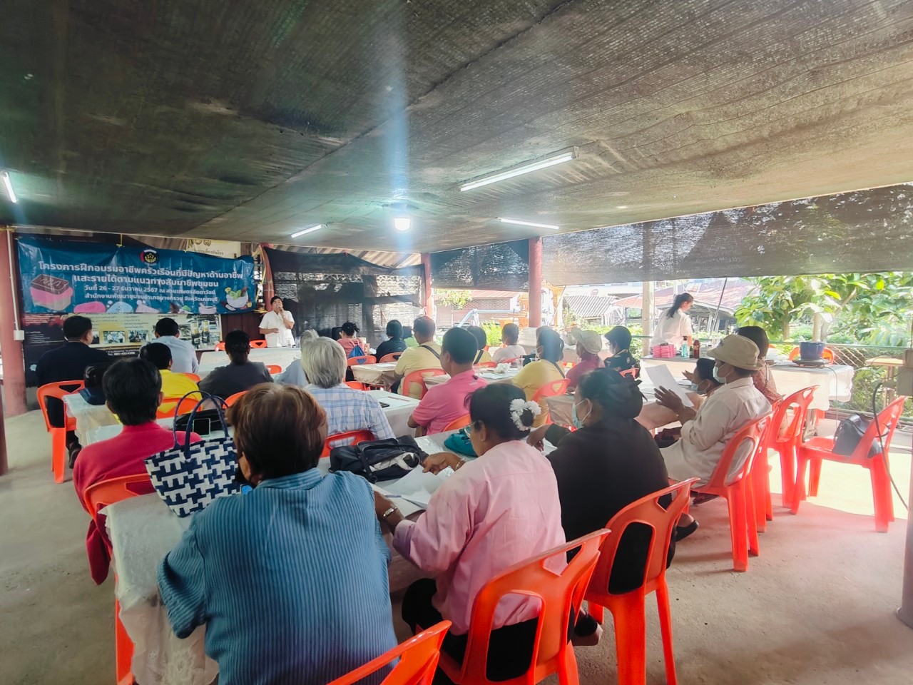 พช.บางกรวย ดำเนินโครงการฝึกอบรมอาชีพครัวเรือนที่มีปัญหาด้านอาชีพและรายได้ ตามแนวทางสัมมาชีพชุมชน วันที่ 1