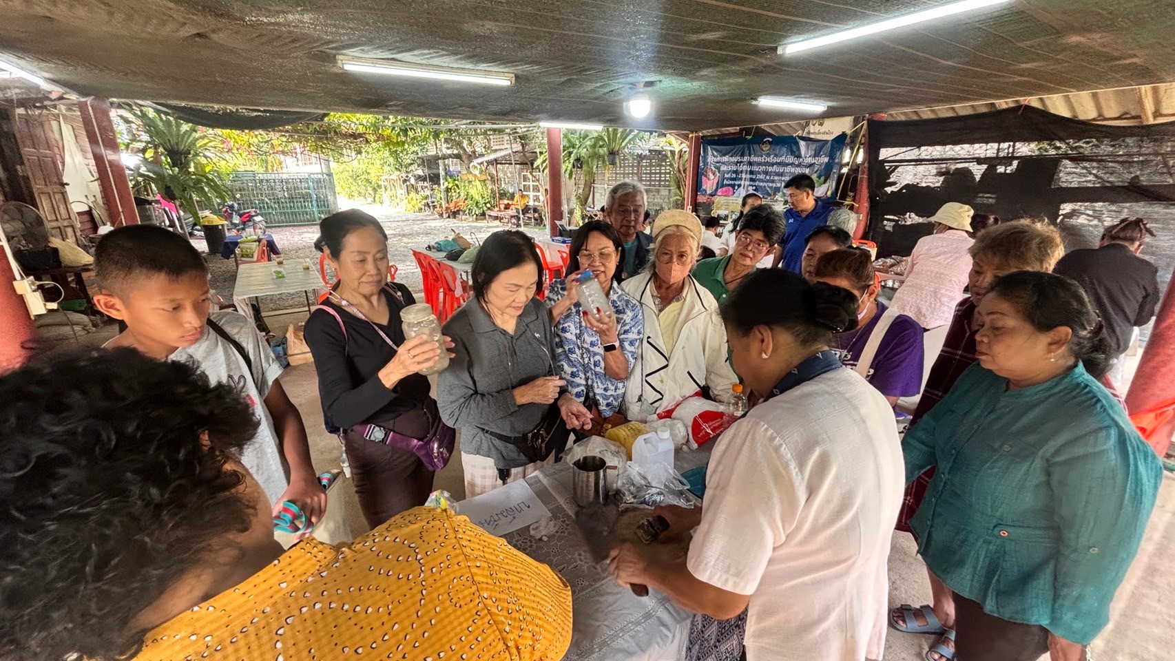 พช.บางกรวย ดำเนินโครงการฝึกอบรมอาชีพครัวเรือนที่มีปัญหาด้านอาชีพและรายได้ ตามแนวทางสัมมาชีพชุมชน วันที่ 2