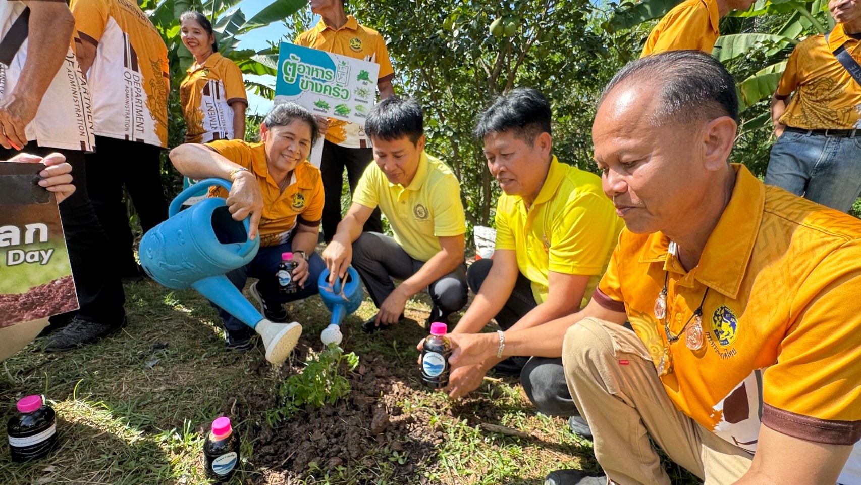 สพอ.เมืองนนทบุรีร่วมกิจกรรมปลูกผักสวนครัว สร้างความมั่นคงทางอาหาร เนื่องในวันดินโลก (World Soil Day) ภายใต้แนวคิด “ใส่ใจมาตรฐาน ตรวจวัดจัดการ ดินดียั่งยืน (Caring for Soils)”