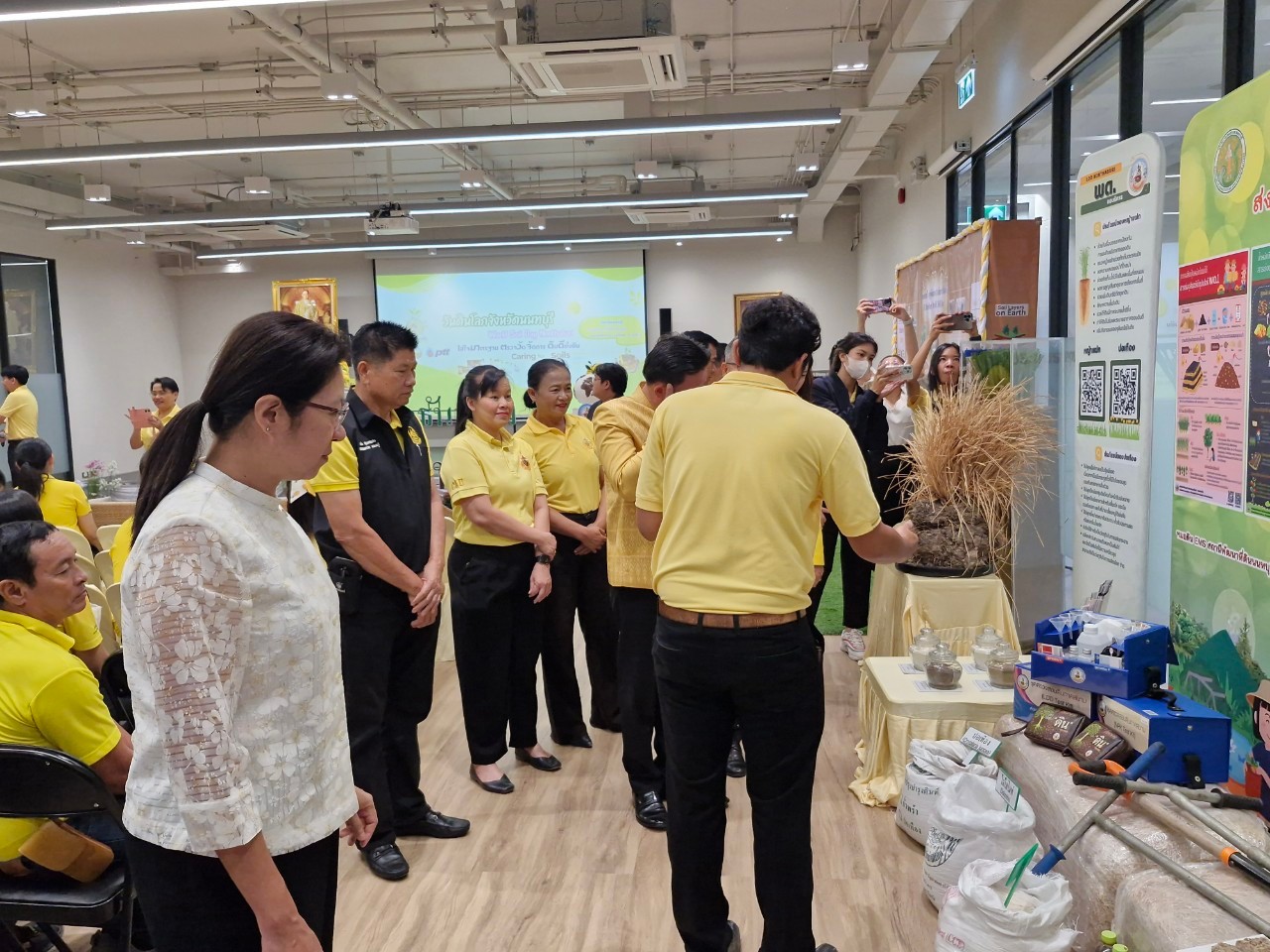 พช.นนท์ร่วมเปิดงานวันดินโลก ประจำปี 2567 เพื่อน้อมรำลึกในพระมหากรุณาธิคุณพระบาทสมเด็จพระบรมชนกาธิเบศร มหาภูมิพลอดุลยเดชมหาราช บรมนาถบพิตร “นักวิทยาศาสตร์ดินเพื่อมนุษยธรรม” เนื่องในวันดินโลก