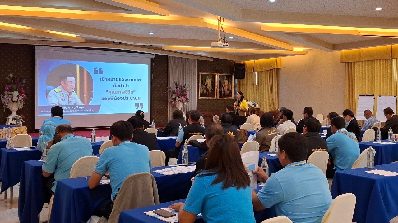 พช.นนท์ ขับเคลื่อนงานกองทุนแม่ของแผ่นดิน     23-24 ธ.ค. 2567 สำนักงานพัฒนาชุมชนจังหวัดนนทบุรี ดำเนินการประชุมเชิงปฏิบัติการคณะกรรมการเครือข่ายกองทุนแม่ของแผ่นดิน หนุนเสริมความเข้มแข็งหมู่บ้าน/ชุมชน สู่การเป็นพื้นที่ปลอดภัยจากยาเสพติด ประจำปีงบประมาณ พ.ศ. 2568 ณ โรงแรมเวสต์เกตเรสซิเดนซ์ อำเภอบางใหญ่ จังหวัดนนทบุรี   มีวัตถุประสงค์ เพื่อสร้างพลังเครือข่ายกองทุนแม่ของแผ่นดิน เป็นกลไกขับเคลื่อนกิจกรรมการป้องกันและแก้ไขปัญหายาเสพติด, เสริมสร้างบทบาทของเครือข่ายกองทุนแม่ของแผ่นดินระดับจังหวัด/อำเภอ ในการใช้พลังชุมชนป้องกันและแก้ไขปัญหายาเสพติด และแสดงความจงรักภักดีและสำนักในพระมหากรุณาธิคุณ ซึ่งมีกลุ่มเป้าหมาย ประกอบด้วย คณะกรรมการเครือข่ายกองทุนแม่ของแผ่นดินระดับจังหวัด/อำเภอ เจ้าหน้าที่พัฒนาชุมชนจังหวัด/อำเภอ และเจ้าหน้าที่ท้องถิ่นจังหวัดนนทบุรี /ภาคีการทำงาน ที่เกี่ยวข้อง รวมจำนวน 40 คน เนื้อหารายวิชา 2 วันประกอบด้วย วันที่ 1 (วันที่ 23 ธันวาคม 2567 ) –  ทิศทางการดำเนินงานการป้องกันและแก้ไขปัญหายาเสพติดด้วยกองทุนแม่ของแผ่นดิน โดย นางประภา ปานนิตยกุล พัฒนาการจังหวัดนนทบุรี เป็นวิทยากร –  สร้างความรู้ ความเข้าใจการดำเนินงานกองทุนแม่ของแผ่นดินและเครือข่ายกองทุนแม่ของแผ่นดินฯ ตลอดจนการทบทวนระเบียบเครือข่ายกองทุนแม่ของแผ่นดิน ระดับจังหวัด/อำเภอ รวมทั้งการจัดทำฐานข้อมูลกองทุนแม่ของแผ่นดิน และหมู่บ้านป้องกันและแก้ไขปัญหายาเสพติด ตามนโยบายกระทรวงมหาดไทย และการตรวจสุขภาพและการนำเข้าข้อมูลการตรวจสุขภาพกองทุนแม่ของแผ่นดิน โดย นางสาวสุภาวดี เมฆฉิม ผู้อำนวยการกลุ่มงานสารสนเทศการพัฒนาชุมชน เป็นวิทยากร   วันที่ 2 (วันที่ 24 ธันวาคม 2567) -สร้างความรู้ ความเข้าใจ แผนปฏิบัติการโครงการกองทุนแม่ของแผ่นดิน ระยะ 3 ปี (พ.ศ.2568 – 2570) และการจัดทำแผนขับเคลื่อนกิจกรรมพัฒนาหมู่บ้านต้นกล้ากองทุนแม่ของแผ่นดิน ประจำปี 2568 ตลอดจนการจัดทำแผนปฏิบัติการคณะกรรมการเครือข่ายกองทุนแม่ของแผ่นดินหนุนเสริมความเข้มแข็งหมู่บ้าน/ชุมชน สู่การเป็นพื้นที่ปลอดภัยจากยาเสพติด โดย นางสาวนิรัตน์ เกื้อเส้ง นักวิชาการพัฒนาชุมชนชำนาญการพิเศษ กลุ่มงานสารสนเทศการพัฒนาชุมชน  เป็นวิทยากร – ปัจจัยสำคัญในการขับเคลื่อนกองทุนแม่ของแผ่นดิน และสภาพปัญหาการแพร่ระบาดยาเสพติดในพื้นที่จังหวัดนนทบุรี โดย นายชุ้น ณัฐเดช กังสุกุล ปลัดจังหวัดนนทบุรี เป็นวิทยากร  #กลุ่มงานสารสนเทศการพัฒนาชุมชน สพจ.นนทบุรี รายงาน #SDGs #กระทรวงมหาดไทย #MOI  #กรมการพัฒนาชุมชน #CDD #changeforgood #กองทุนแม่ของแผ่นดิน #ทุนตั้งต้นแห่งความดีงาม #ล้อมรักให้ครอบครัว #ล้อมรั้วให้ชุมชน # 2 ทศวรรษกองทุนแม่ของแผ่นดิน