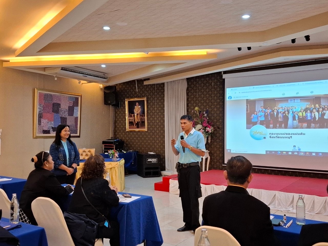 พช.นนท์ ขับเคลื่อนงานกองทุนแม่ของแผ่นดิน     23-24 ธ.ค. 2567 สำนักงานพัฒนาชุมชนจังหวัดนนทบุรี ดำเนินการประชุมเชิงปฏิบัติการคณะกรรมการเครือข่ายกองทุนแม่ของแผ่นดิน หนุนเสริมความเข้มแข็งหมู่บ้าน/ชุมชน สู่การเป็นพื้นที่ปลอดภัยจากยาเสพติด ประจำปีงบประมาณ พ.ศ. 2568 ณ โรงแรมเวสต์เกตเรสซิเดนซ์ อำเภอบางใหญ่ จังหวัดนนทบุรี   มีวัตถุประสงค์ เพื่อสร้างพลังเครือข่ายกองทุนแม่ของแผ่นดิน เป็นกลไกขับเคลื่อนกิจกรรมการป้องกันและแก้ไขปัญหายาเสพติด, เสริมสร้างบทบาทของเครือข่ายกองทุนแม่ของแผ่นดินระดับจังหวัด/อำเภอ ในการใช้พลังชุมชนป้องกันและแก้ไขปัญหายาเสพติด และแสดงความจงรักภักดีและสำนักในพระมหากรุณาธิคุณ ซึ่งมีกลุ่มเป้าหมาย ประกอบด้วย คณะกรรมการเครือข่ายกองทุนแม่ของแผ่นดินระดับจังหวัด/อำเภอ เจ้าหน้าที่พัฒนาชุมชนจังหวัด/อำเภอ และเจ้าหน้าที่ท้องถิ่นจังหวัดนนทบุรี /ภาคีการทำงาน ที่เกี่ยวข้อง รวมจำนวน 40 คน เนื้อหารายวิชา 2 วันประกอบด้วย วันที่ 1 (วันที่ 23 ธันวาคม 2567 ) –  ทิศทางการดำเนินงานการป้องกันและแก้ไขปัญหายาเสพติดด้วยกองทุนแม่ของแผ่นดิน โดย นางประภา ปานนิตยกุล พัฒนาการจังหวัดนนทบุรี เป็นวิทยากร –  สร้างความรู้ ความเข้าใจการดำเนินงานกองทุนแม่ของแผ่นดินและเครือข่ายกองทุนแม่ของแผ่นดินฯ ตลอดจนการทบทวนระเบียบเครือข่ายกองทุนแม่ของแผ่นดิน ระดับจังหวัด/อำเภอ รวมทั้งการจัดทำฐานข้อมูลกองทุนแม่ของแผ่นดิน และหมู่บ้านป้องกันและแก้ไขปัญหายาเสพติด ตามนโยบายกระทรวงมหาดไทย และการตรวจสุขภาพและการนำเข้าข้อมูลการตรวจสุขภาพกองทุนแม่ของแผ่นดิน โดย นางสาวสุภาวดี เมฆฉิม ผู้อำนวยการกลุ่มงานสารสนเทศการพัฒนาชุมชน เป็นวิทยากร   วันที่ 2 (วันที่ 24 ธันวาคม 2567) -สร้างความรู้ ความเข้าใจ แผนปฏิบัติการโครงการกองทุนแม่ของแผ่นดิน ระยะ 3 ปี (พ.ศ.2568 – 2570) และการจัดทำแผนขับเคลื่อนกิจกรรมพัฒนาหมู่บ้านต้นกล้ากองทุนแม่ของแผ่นดิน ประจำปี 2568 ตลอดจนการจัดทำแผนปฏิบัติการคณะกรรมการเครือข่ายกองทุนแม่ของแผ่นดินหนุนเสริมความเข้มแข็งหมู่บ้าน/ชุมชน สู่การเป็นพื้นที่ปลอดภัยจากยาเสพติด โดย นางสาวนิรัตน์ เกื้อเส้ง นักวิชาการพัฒนาชุมชนชำนาญการพิเศษ กลุ่มงานสารสนเทศการพัฒนาชุมชน  เป็นวิทยากร – ปัจจัยสำคัญในการขับเคลื่อนกองทุนแม่ของแผ่นดิน และสภาพปัญหาการแพร่ระบาดยาเสพติดในพื้นที่จังหวัดนนทบุรี โดย นายชุ้น ณัฐเดช กังสุกุล ปลัดจังหวัดนนทบุรี เป็นวิทยากร  #กลุ่มงานสารสนเทศการพัฒนาชุมชน สพจ.นนทบุรี รายงาน #SDGs #กระทรวงมหาดไทย #MOI  #กรมการพัฒนาชุมชน #CDD #changeforgood #กองทุนแม่ของแผ่นดิน #ทุนตั้งต้นแห่งความดีงาม #ล้อมรักให้ครอบครัว #ล้อมรั้วให้ชุมชน # 2 ทศวรรษกองทุนแม่ของแผ่นดิน