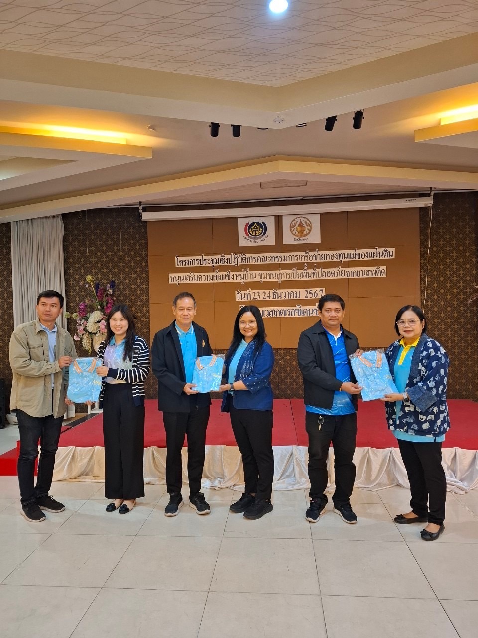 พช.นนท์ ขับเคลื่อนงานกองทุนแม่ของแผ่นดิน     23-24 ธ.ค. 2567 สำนักงานพัฒนาชุมชนจังหวัดนนทบุรี ดำเนินการประชุมเชิงปฏิบัติการคณะกรรมการเครือข่ายกองทุนแม่ของแผ่นดิน หนุนเสริมความเข้มแข็งหมู่บ้าน/ชุมชน สู่การเป็นพื้นที่ปลอดภัยจากยาเสพติด ประจำปีงบประมาณ พ.ศ. 2568 ณ โรงแรมเวสต์เกตเรสซิเดนซ์ อำเภอบางใหญ่ จังหวัดนนทบุรี   มีวัตถุประสงค์ เพื่อสร้างพลังเครือข่ายกองทุนแม่ของแผ่นดิน เป็นกลไกขับเคลื่อนกิจกรรมการป้องกันและแก้ไขปัญหายาเสพติด, เสริมสร้างบทบาทของเครือข่ายกองทุนแม่ของแผ่นดินระดับจังหวัด/อำเภอ ในการใช้พลังชุมชนป้องกันและแก้ไขปัญหายาเสพติด และแสดงความจงรักภักดีและสำนักในพระมหากรุณาธิคุณ ซึ่งมีกลุ่มเป้าหมาย ประกอบด้วย คณะกรรมการเครือข่ายกองทุนแม่ของแผ่นดินระดับจังหวัด/อำเภอ เจ้าหน้าที่พัฒนาชุมชนจังหวัด/อำเภอ และเจ้าหน้าที่ท้องถิ่นจังหวัดนนทบุรี /ภาคีการทำงาน ที่เกี่ยวข้อง รวมจำนวน 40 คน เนื้อหารายวิชา 2 วันประกอบด้วย วันที่ 1 (วันที่ 23 ธันวาคม 2567 ) –  ทิศทางการดำเนินงานการป้องกันและแก้ไขปัญหายาเสพติดด้วยกองทุนแม่ของแผ่นดิน โดย นางประภา ปานนิตยกุล พัฒนาการจังหวัดนนทบุรี เป็นวิทยากร –  สร้างความรู้ ความเข้าใจการดำเนินงานกองทุนแม่ของแผ่นดินและเครือข่ายกองทุนแม่ของแผ่นดินฯ ตลอดจนการทบทวนระเบียบเครือข่ายกองทุนแม่ของแผ่นดิน ระดับจังหวัด/อำเภอ รวมทั้งการจัดทำฐานข้อมูลกองทุนแม่ของแผ่นดิน และหมู่บ้านป้องกันและแก้ไขปัญหายาเสพติด ตามนโยบายกระทรวงมหาดไทย และการตรวจสุขภาพและการนำเข้าข้อมูลการตรวจสุขภาพกองทุนแม่ของแผ่นดิน โดย นางสาวสุภาวดี เมฆฉิม ผู้อำนวยการกลุ่มงานสารสนเทศการพัฒนาชุมชน เป็นวิทยากร   วันที่ 2 (วันที่ 24 ธันวาคม 2567) -สร้างความรู้ ความเข้าใจ แผนปฏิบัติการโครงการกองทุนแม่ของแผ่นดิน ระยะ 3 ปี (พ.ศ.2568 – 2570) และการจัดทำแผนขับเคลื่อนกิจกรรมพัฒนาหมู่บ้านต้นกล้ากองทุนแม่ของแผ่นดิน ประจำปี 2568 ตลอดจนการจัดทำแผนปฏิบัติการคณะกรรมการเครือข่ายกองทุนแม่ของแผ่นดินหนุนเสริมความเข้มแข็งหมู่บ้าน/ชุมชน สู่การเป็นพื้นที่ปลอดภัยจากยาเสพติด โดย นางสาวนิรัตน์ เกื้อเส้ง นักวิชาการพัฒนาชุมชนชำนาญการพิเศษ กลุ่มงานสารสนเทศการพัฒนาชุมชน  เป็นวิทยากร – ปัจจัยสำคัญในการขับเคลื่อนกองทุนแม่ของแผ่นดิน และสภาพปัญหาการแพร่ระบาดยาเสพติดในพื้นที่จังหวัดนนทบุรี โดย นายชุ้น ณัฐเดช กังสุกุล ปลัดจังหวัดนนทบุรี เป็นวิทยากร  #กลุ่มงานสารสนเทศการพัฒนาชุมชน สพจ.นนทบุรี รายงาน #SDGs #กระทรวงมหาดไทย #MOI  #กรมการพัฒนาชุมชน #CDD #changeforgood #กองทุนแม่ของแผ่นดิน #ทุนตั้งต้นแห่งความดีงาม #ล้อมรักให้ครอบครัว #ล้อมรั้วให้ชุมชน # 2 ทศวรรษกองทุนแม่ของแผ่นดิน