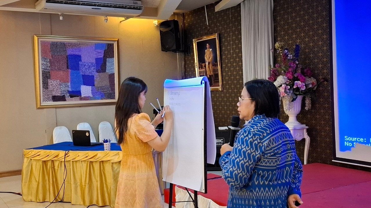 พช.นนท์ ขับเคลื่อนงานกองทุนแม่ของแผ่นดิน     23-24 ธ.ค. 2567 สำนักงานพัฒนาชุมชนจังหวัดนนทบุรี ดำเนินการประชุมเชิงปฏิบัติการคณะกรรมการเครือข่ายกองทุนแม่ของแผ่นดิน หนุนเสริมความเข้มแข็งหมู่บ้าน/ชุมชน สู่การเป็นพื้นที่ปลอดภัยจากยาเสพติด ประจำปีงบประมาณ พ.ศ. 2568 ณ โรงแรมเวสต์เกตเรสซิเดนซ์ อำเภอบางใหญ่ จังหวัดนนทบุรี   มีวัตถุประสงค์ เพื่อสร้างพลังเครือข่ายกองทุนแม่ของแผ่นดิน เป็นกลไกขับเคลื่อนกิจกรรมการป้องกันและแก้ไขปัญหายาเสพติด, เสริมสร้างบทบาทของเครือข่ายกองทุนแม่ของแผ่นดินระดับจังหวัด/อำเภอ ในการใช้พลังชุมชนป้องกันและแก้ไขปัญหายาเสพติด และแสดงความจงรักภักดีและสำนักในพระมหากรุณาธิคุณ ซึ่งมีกลุ่มเป้าหมาย ประกอบด้วย คณะกรรมการเครือข่ายกองทุนแม่ของแผ่นดินระดับจังหวัด/อำเภอ เจ้าหน้าที่พัฒนาชุมชนจังหวัด/อำเภอ และเจ้าหน้าที่ท้องถิ่นจังหวัดนนทบุรี /ภาคีการทำงาน ที่เกี่ยวข้อง รวมจำนวน 40 คน เนื้อหารายวิชา 2 วันประกอบด้วย วันที่ 1 (วันที่ 23 ธันวาคม 2567 ) –  ทิศทางการดำเนินงานการป้องกันและแก้ไขปัญหายาเสพติดด้วยกองทุนแม่ของแผ่นดิน โดย นางประภา ปานนิตยกุล พัฒนาการจังหวัดนนทบุรี เป็นวิทยากร –  สร้างความรู้ ความเข้าใจการดำเนินงานกองทุนแม่ของแผ่นดินและเครือข่ายกองทุนแม่ของแผ่นดินฯ ตลอดจนการทบทวนระเบียบเครือข่ายกองทุนแม่ของแผ่นดิน ระดับจังหวัด/อำเภอ รวมทั้งการจัดทำฐานข้อมูลกองทุนแม่ของแผ่นดิน และหมู่บ้านป้องกันและแก้ไขปัญหายาเสพติด ตามนโยบายกระทรวงมหาดไทย และการตรวจสุขภาพและการนำเข้าข้อมูลการตรวจสุขภาพกองทุนแม่ของแผ่นดิน โดย นางสาวสุภาวดี เมฆฉิม ผู้อำนวยการกลุ่มงานสารสนเทศการพัฒนาชุมชน เป็นวิทยากร   วันที่ 2 (วันที่ 24 ธันวาคม 2567) -สร้างความรู้ ความเข้าใจ แผนปฏิบัติการโครงการกองทุนแม่ของแผ่นดิน ระยะ 3 ปี (พ.ศ.2568 – 2570) และการจัดทำแผนขับเคลื่อนกิจกรรมพัฒนาหมู่บ้านต้นกล้ากองทุนแม่ของแผ่นดิน ประจำปี 2568 ตลอดจนการจัดทำแผนปฏิบัติการคณะกรรมการเครือข่ายกองทุนแม่ของแผ่นดินหนุนเสริมความเข้มแข็งหมู่บ้าน/ชุมชน สู่การเป็นพื้นที่ปลอดภัยจากยาเสพติด โดย นางสาวนิรัตน์ เกื้อเส้ง นักวิชาการพัฒนาชุมชนชำนาญการพิเศษ กลุ่มงานสารสนเทศการพัฒนาชุมชน  เป็นวิทยากร – ปัจจัยสำคัญในการขับเคลื่อนกองทุนแม่ของแผ่นดิน และสภาพปัญหาการแพร่ระบาดยาเสพติดในพื้นที่จังหวัดนนทบุรี โดย นายชุ้น ณัฐเดช กังสุกุล ปลัดจังหวัดนนทบุรี เป็นวิทยากร  #กลุ่มงานสารสนเทศการพัฒนาชุมชน สพจ.นนทบุรี รายงาน #SDGs #กระทรวงมหาดไทย #MOI  #กรมการพัฒนาชุมชน #CDD #changeforgood #กองทุนแม่ของแผ่นดิน #ทุนตั้งต้นแห่งความดีงาม #ล้อมรักให้ครอบครัว #ล้อมรั้วให้ชุมชน # 2 ทศวรรษกองทุนแม่ของแผ่นดิน