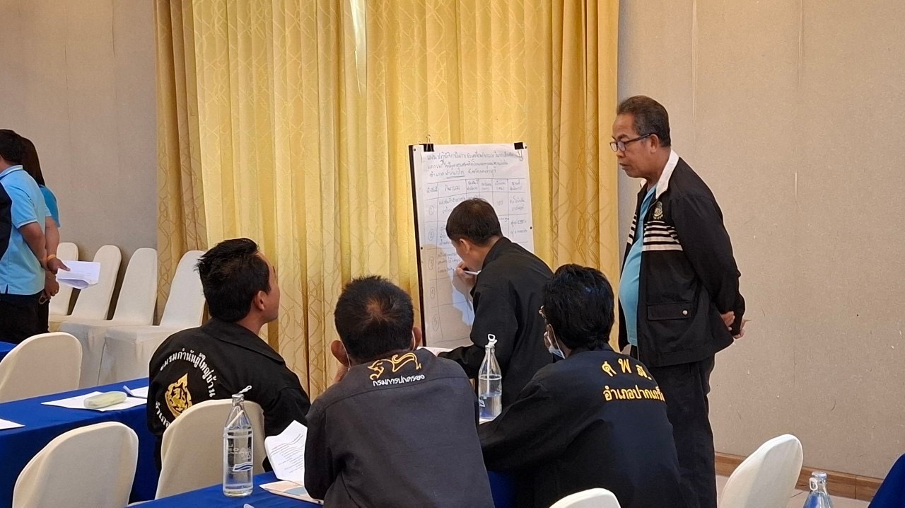 พช.นนท์ ขับเคลื่อนงานกองทุนแม่ของแผ่นดิน     23-24 ธ.ค. 2567 สำนักงานพัฒนาชุมชนจังหวัดนนทบุรี ดำเนินการประชุมเชิงปฏิบัติการคณะกรรมการเครือข่ายกองทุนแม่ของแผ่นดิน หนุนเสริมความเข้มแข็งหมู่บ้าน/ชุมชน สู่การเป็นพื้นที่ปลอดภัยจากยาเสพติด ประจำปีงบประมาณ พ.ศ. 2568 ณ โรงแรมเวสต์เกตเรสซิเดนซ์ อำเภอบางใหญ่ จังหวัดนนทบุรี   มีวัตถุประสงค์ เพื่อสร้างพลังเครือข่ายกองทุนแม่ของแผ่นดิน เป็นกลไกขับเคลื่อนกิจกรรมการป้องกันและแก้ไขปัญหายาเสพติด, เสริมสร้างบทบาทของเครือข่ายกองทุนแม่ของแผ่นดินระดับจังหวัด/อำเภอ ในการใช้พลังชุมชนป้องกันและแก้ไขปัญหายาเสพติด และแสดงความจงรักภักดีและสำนักในพระมหากรุณาธิคุณ ซึ่งมีกลุ่มเป้าหมาย ประกอบด้วย คณะกรรมการเครือข่ายกองทุนแม่ของแผ่นดินระดับจังหวัด/อำเภอ เจ้าหน้าที่พัฒนาชุมชนจังหวัด/อำเภอ และเจ้าหน้าที่ท้องถิ่นจังหวัดนนทบุรี /ภาคีการทำงาน ที่เกี่ยวข้อง รวมจำนวน 40 คน เนื้อหารายวิชา 2 วันประกอบด้วย วันที่ 1 (วันที่ 23 ธันวาคม 2567 ) –  ทิศทางการดำเนินงานการป้องกันและแก้ไขปัญหายาเสพติดด้วยกองทุนแม่ของแผ่นดิน โดย นางประภา ปานนิตยกุล พัฒนาการจังหวัดนนทบุรี เป็นวิทยากร –  สร้างความรู้ ความเข้าใจการดำเนินงานกองทุนแม่ของแผ่นดินและเครือข่ายกองทุนแม่ของแผ่นดินฯ ตลอดจนการทบทวนระเบียบเครือข่ายกองทุนแม่ของแผ่นดิน ระดับจังหวัด/อำเภอ รวมทั้งการจัดทำฐานข้อมูลกองทุนแม่ของแผ่นดิน และหมู่บ้านป้องกันและแก้ไขปัญหายาเสพติด ตามนโยบายกระทรวงมหาดไทย และการตรวจสุขภาพและการนำเข้าข้อมูลการตรวจสุขภาพกองทุนแม่ของแผ่นดิน โดย นางสาวสุภาวดี เมฆฉิม ผู้อำนวยการกลุ่มงานสารสนเทศการพัฒนาชุมชน เป็นวิทยากร   วันที่ 2 (วันที่ 24 ธันวาคม 2567) -สร้างความรู้ ความเข้าใจ แผนปฏิบัติการโครงการกองทุนแม่ของแผ่นดิน ระยะ 3 ปี (พ.ศ.2568 – 2570) และการจัดทำแผนขับเคลื่อนกิจกรรมพัฒนาหมู่บ้านต้นกล้ากองทุนแม่ของแผ่นดิน ประจำปี 2568 ตลอดจนการจัดทำแผนปฏิบัติการคณะกรรมการเครือข่ายกองทุนแม่ของแผ่นดินหนุนเสริมความเข้มแข็งหมู่บ้าน/ชุมชน สู่การเป็นพื้นที่ปลอดภัยจากยาเสพติด โดย นางสาวนิรัตน์ เกื้อเส้ง นักวิชาการพัฒนาชุมชนชำนาญการพิเศษ กลุ่มงานสารสนเทศการพัฒนาชุมชน  เป็นวิทยากร – ปัจจัยสำคัญในการขับเคลื่อนกองทุนแม่ของแผ่นดิน และสภาพปัญหาการแพร่ระบาดยาเสพติดในพื้นที่จังหวัดนนทบุรี โดย นายชุ้น ณัฐเดช กังสุกุล ปลัดจังหวัดนนทบุรี เป็นวิทยากร  #กลุ่มงานสารสนเทศการพัฒนาชุมชน สพจ.นนทบุรี รายงาน #SDGs #กระทรวงมหาดไทย #MOI  #กรมการพัฒนาชุมชน #CDD #changeforgood #กองทุนแม่ของแผ่นดิน #ทุนตั้งต้นแห่งความดีงาม #ล้อมรักให้ครอบครัว #ล้อมรั้วให้ชุมชน # 2 ทศวรรษกองทุนแม่ของแผ่นดิน