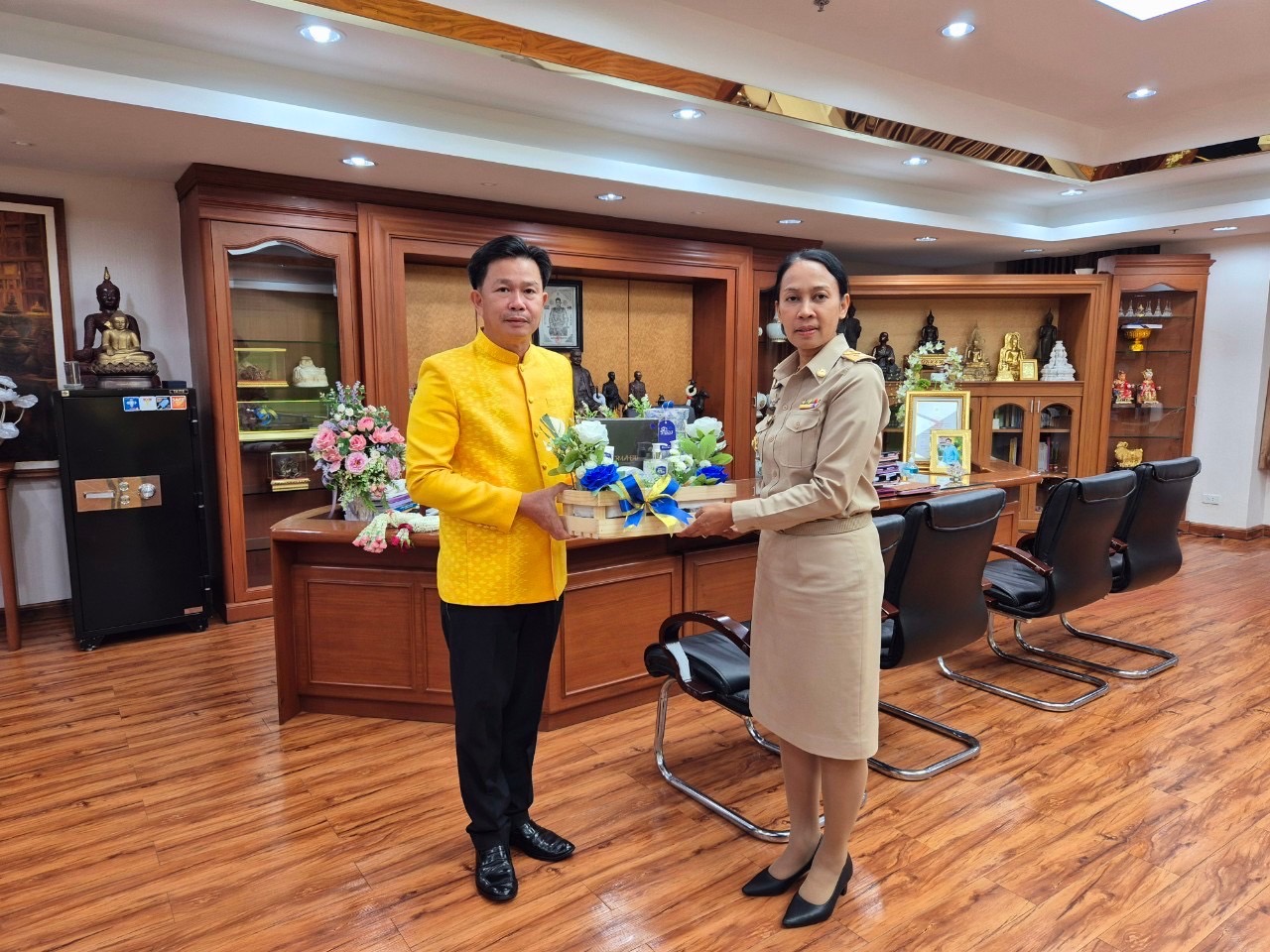 พช.นนท์ ร่วมแสดงความยินดีกับนางประภา ปานนิตยกุล พัฒนาการจังหวัดนนทบุรี