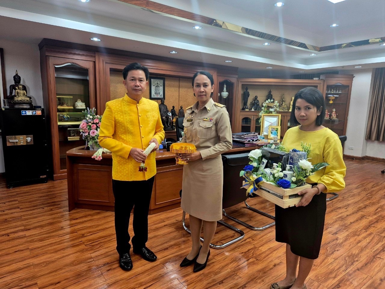 พช.นนท์ ร่วมแสดงความยินดีกับนางประภา ปานนิตยกุล พัฒนาการจังหวัดนนทบุรี