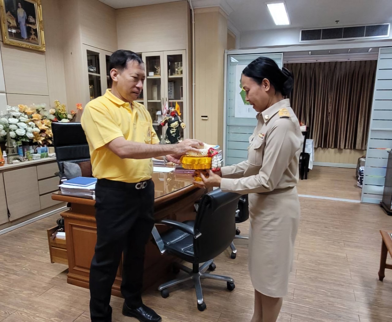 พช.นนท์ ร่วมแสดงความยินดีกับนางประภา ปานนิตยกุล พัฒนาการจังหวัดนนทบุรี