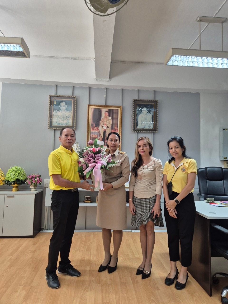 พช.นนท์ ร่วมแสดงความยินดีกับนางประภา ปานนิตยกุล พัฒนาการจังหวัดนนทบุรี