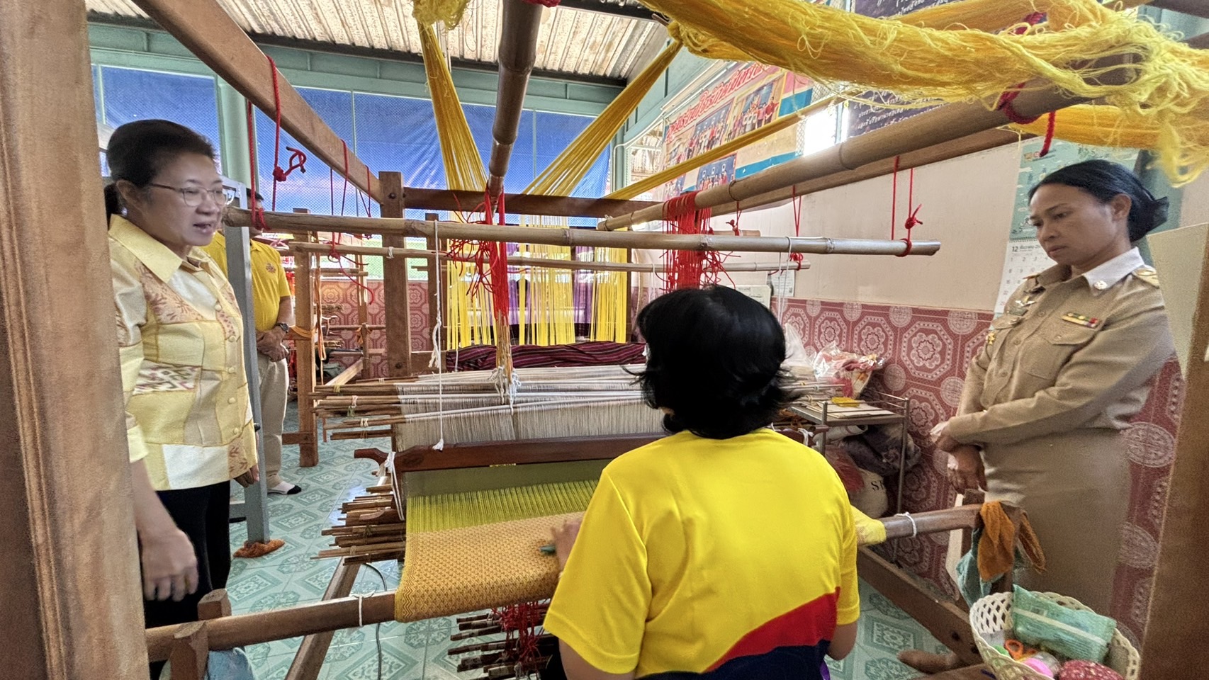 พช.นนท์ลงพื้นที่เยี่ยมเยียนศูนย์ทอผ้าจังหวัดนนทบุรี “กลุ่มรวมใจรักษ์มหาสวัสดิ์”