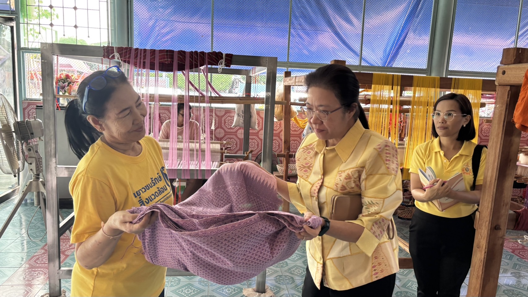 พช.นนท์ลงพื้นที่เยี่ยมเยียนศูนย์ทอผ้าจังหวัดนนทบุรี “กลุ่มรวมใจรักษ์มหาสวัสดิ์”