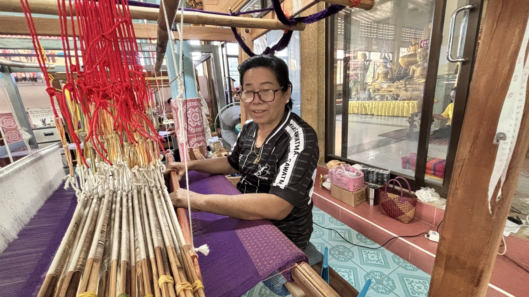 พช.นนท์ลงพื้นที่เยี่ยมเยียนศูนย์ทอผ้าจังหวัดนนทบุรี “กลุ่มรวมใจรักษ์มหาสวัสดิ์”
