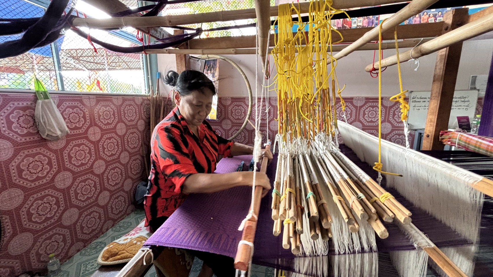 พช.นนท์ลงพื้นที่เยี่ยมเยียนศูนย์ทอผ้าจังหวัดนนทบุรี “กลุ่มรวมใจรักษ์มหาสวัสดิ์”