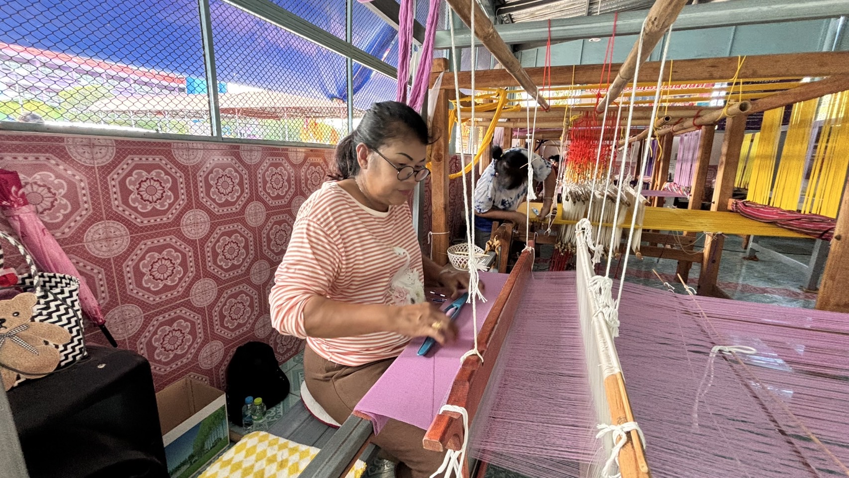 พช.นนท์ลงพื้นที่เยี่ยมเยียนศูนย์ทอผ้าจังหวัดนนทบุรี “กลุ่มรวมใจรักษ์มหาสวัสดิ์”