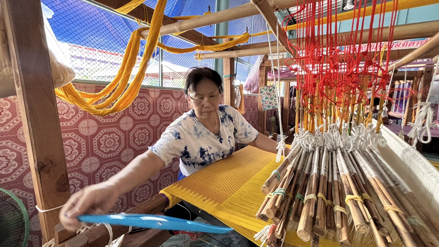 พช.นนท์ลงพื้นที่เยี่ยมเยียนศูนย์ทอผ้าจังหวัดนนทบุรี “กลุ่มรวมใจรักษ์มหาสวัสดิ์”