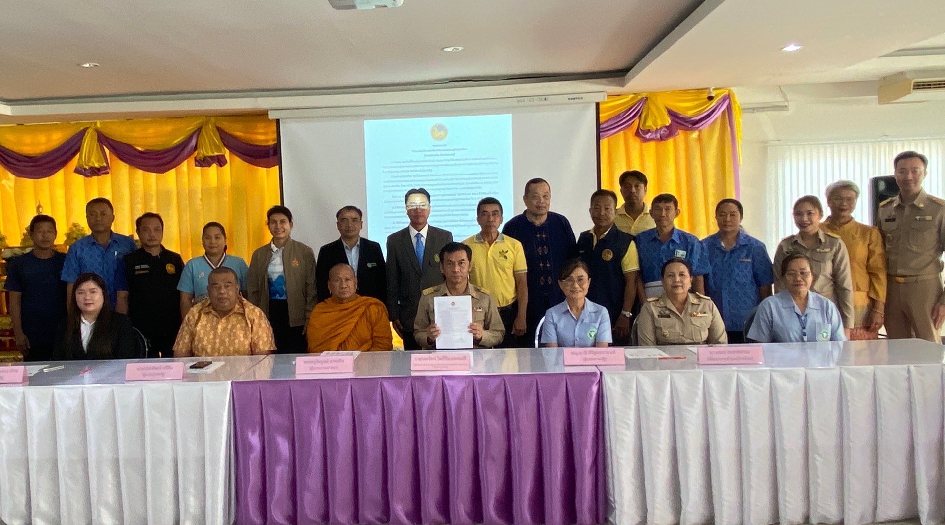 สพอ.ไทรน้อยดำเนินการลงนามบันทึกข้อตกลงความร่วมมือ (MOU) และประกาศวาระการขับเคลื่อน “ตำบลเข้มแข็ง ตามหลักปรัชญาของเศรษฐกิจพอเพียง” ประจำปีงบประมาณ พ.ศ. ๒๕๖๘