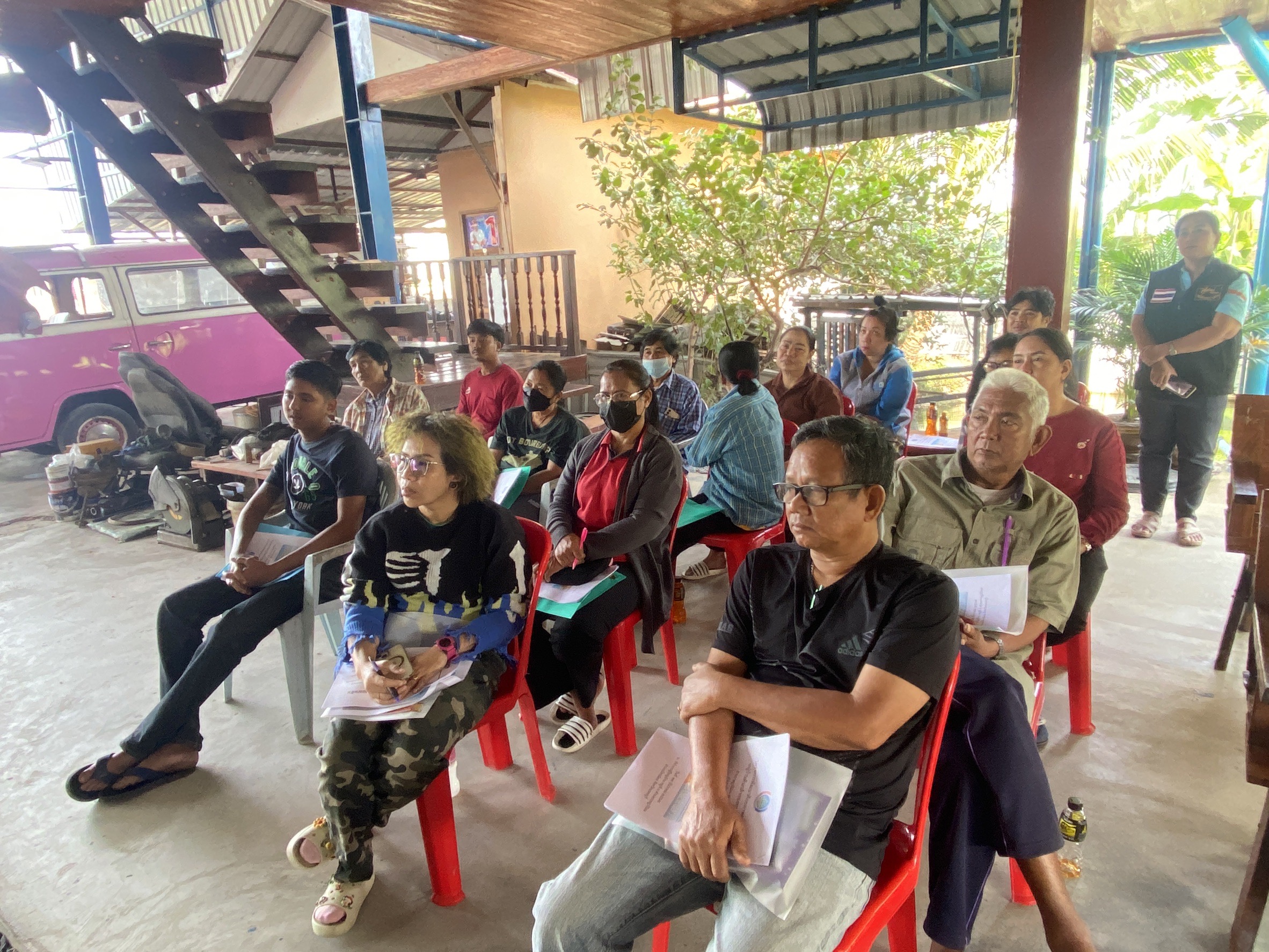 ”สพอ.ไทรน้อยลงพื้นที่ขับเคลื่อนการดำเนินโครงการพัฒนาศักยภาพคณะกรรมการหมู่บ้านต้นกล้ากองทุนแม่ของแผ่นดิน“