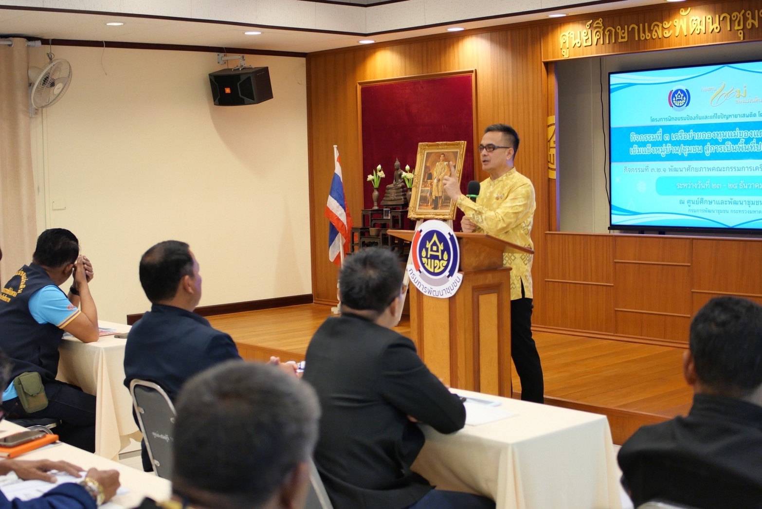 พช.นนท์ร่วมกับเครือข่ายกองทุนแม่ของแผ่นดินระดับจังหวัดเข้าร่วมอบรมโครงการป้องกันและแก้ไขปัญหายาเสพติด โดยกองทุนแม่ของแผ่นดิน