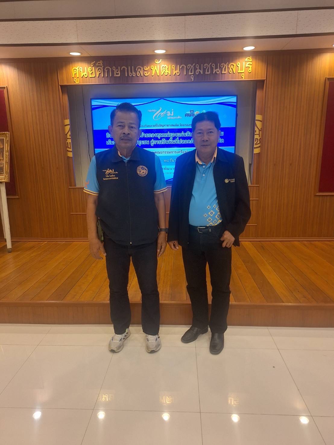 พช.นนท์ร่วมกับเครือข่ายกองทุนแม่ของแผ่นดินระดับจังหวัดเข้าร่วมอบรมโครงการป้องกันและแก้ไขปัญหายาเสพติด โดยกองทุนแม่ของแผ่นดิน