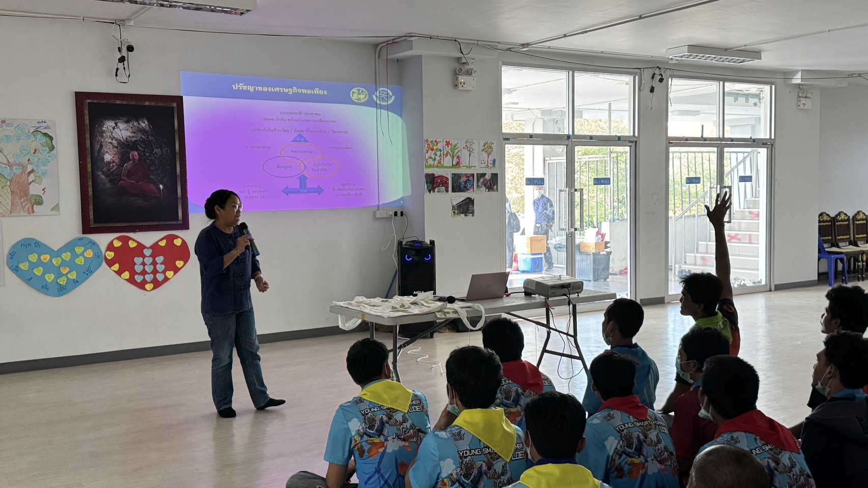 สพอ.เมืองนนทบุรีดำเนินการน้อมนำหลักปรัชญาของเศรษฐกิจพอเพียงมาสู่การปฎิบัติจนเป็นวิถีชีวิต และร่วมฝึกอาชีพกระเป๋าพิมพ์ใบไม้