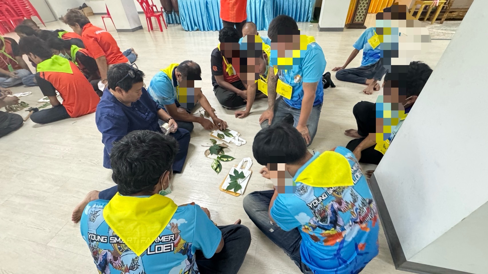 สพอ.เมืองนนทบุรีดำเนินการน้อมนำหลักปรัชญาของเศรษฐกิจพอเพียงมาสู่การปฎิบัติจนเป็นวิถีชีวิต และร่วมฝึกอาชีพกระเป๋าพิมพ์ใบไม้