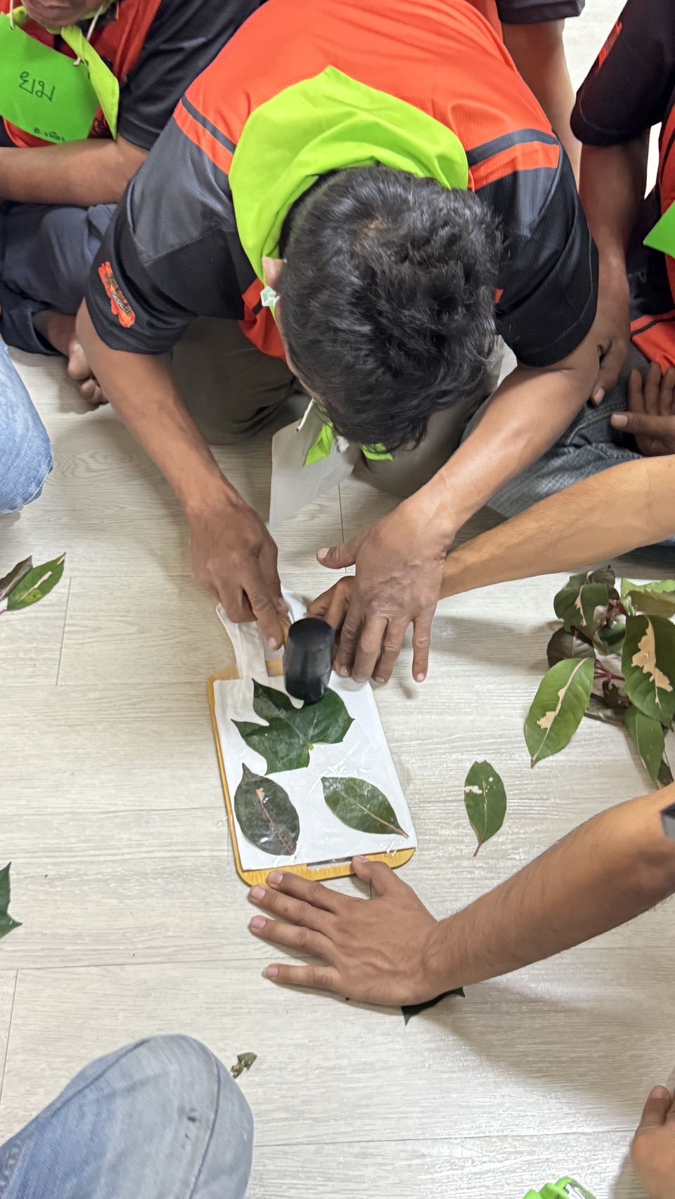 สพอ.เมืองนนทบุรีดำเนินการน้อมนำหลักปรัชญาของเศรษฐกิจพอเพียงมาสู่การปฎิบัติจนเป็นวิถีชีวิต และร่วมฝึกอาชีพกระเป๋าพิมพ์ใบไม้