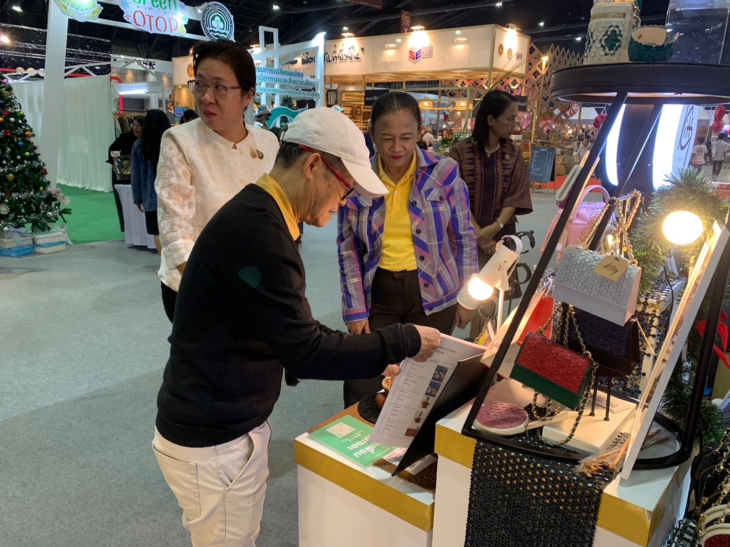 พช.นนท์เยี่ยมชมและให้กำลังใจ ผู้ผลิต ผู้ประกอบการ OTOP จังหวัดนนทบุรี ที่ร่วมจัดแสดงและจำหน่ายผลิตภัณฑ์ OTOP ภายในงาน OTOP City 2024