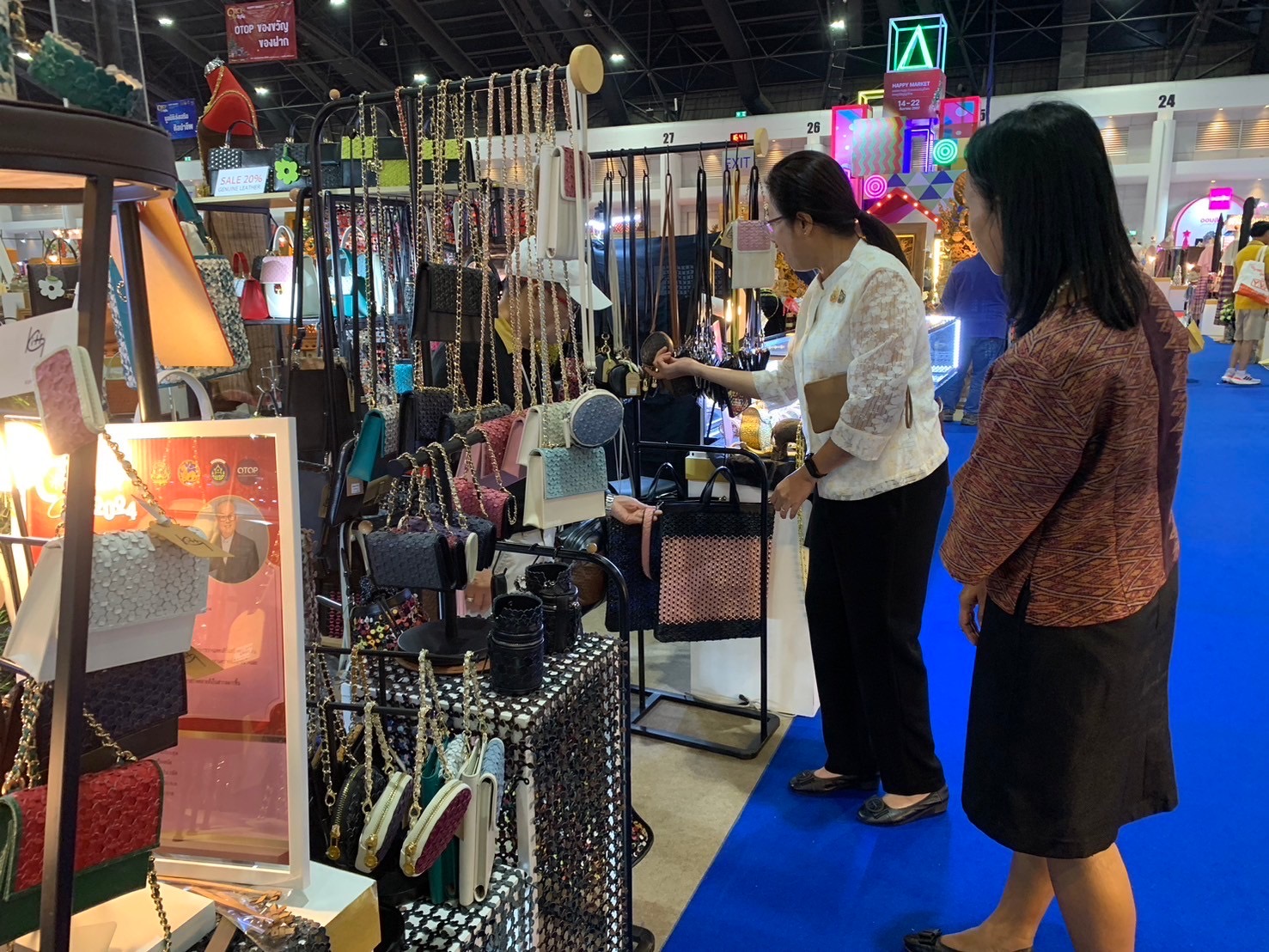 พช.นนท์เยี่ยมชมและให้กำลังใจ ผู้ผลิต ผู้ประกอบการ OTOP จังหวัดนนทบุรี ที่ร่วมจัดแสดงและจำหน่ายผลิตภัณฑ์ OTOP ภายในงาน OTOP City 2024